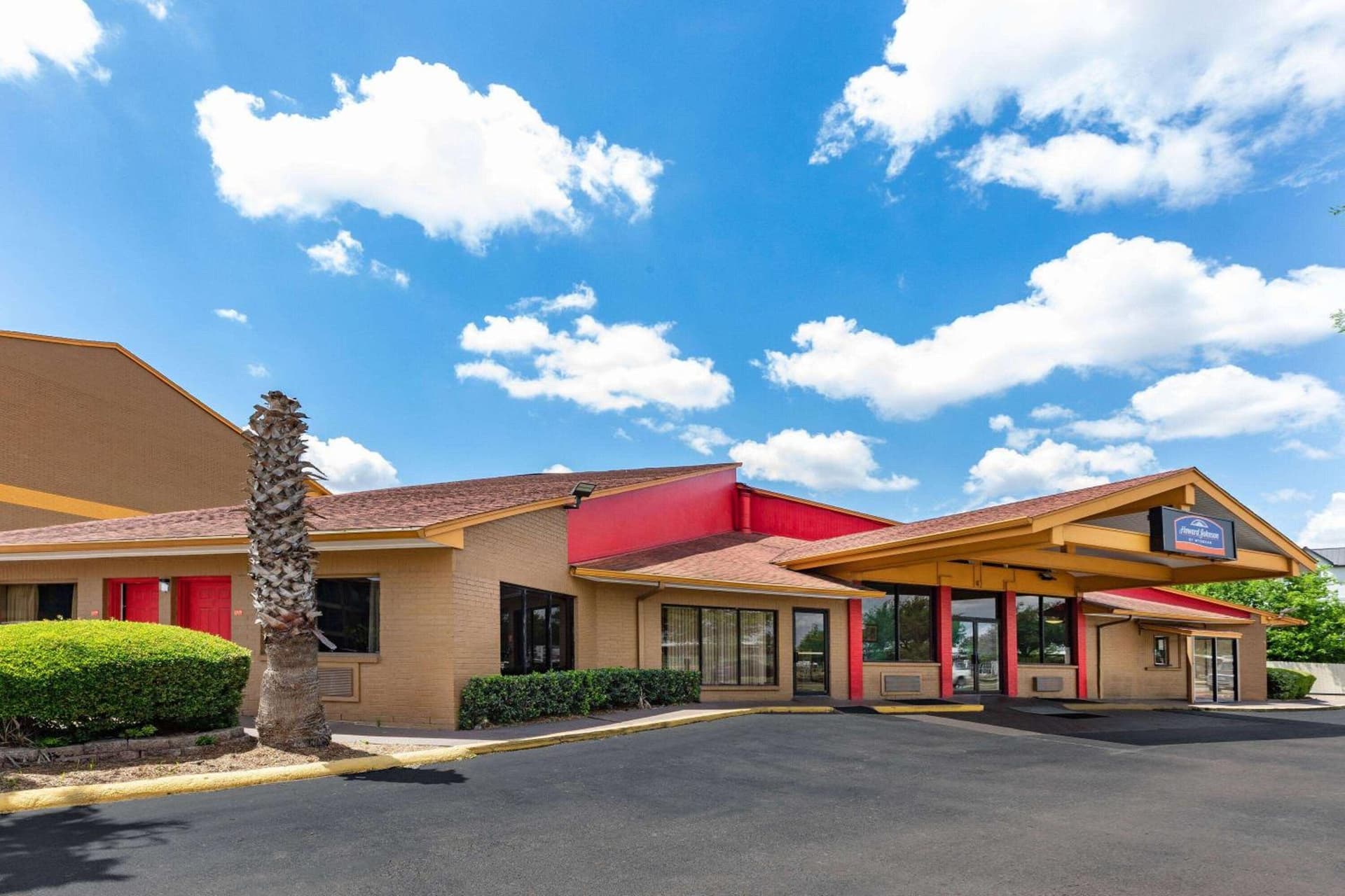 Howard Johnson by Wyndham Houston Hobby Airport featured exterior or lobby in Houston, TX — similar hotel