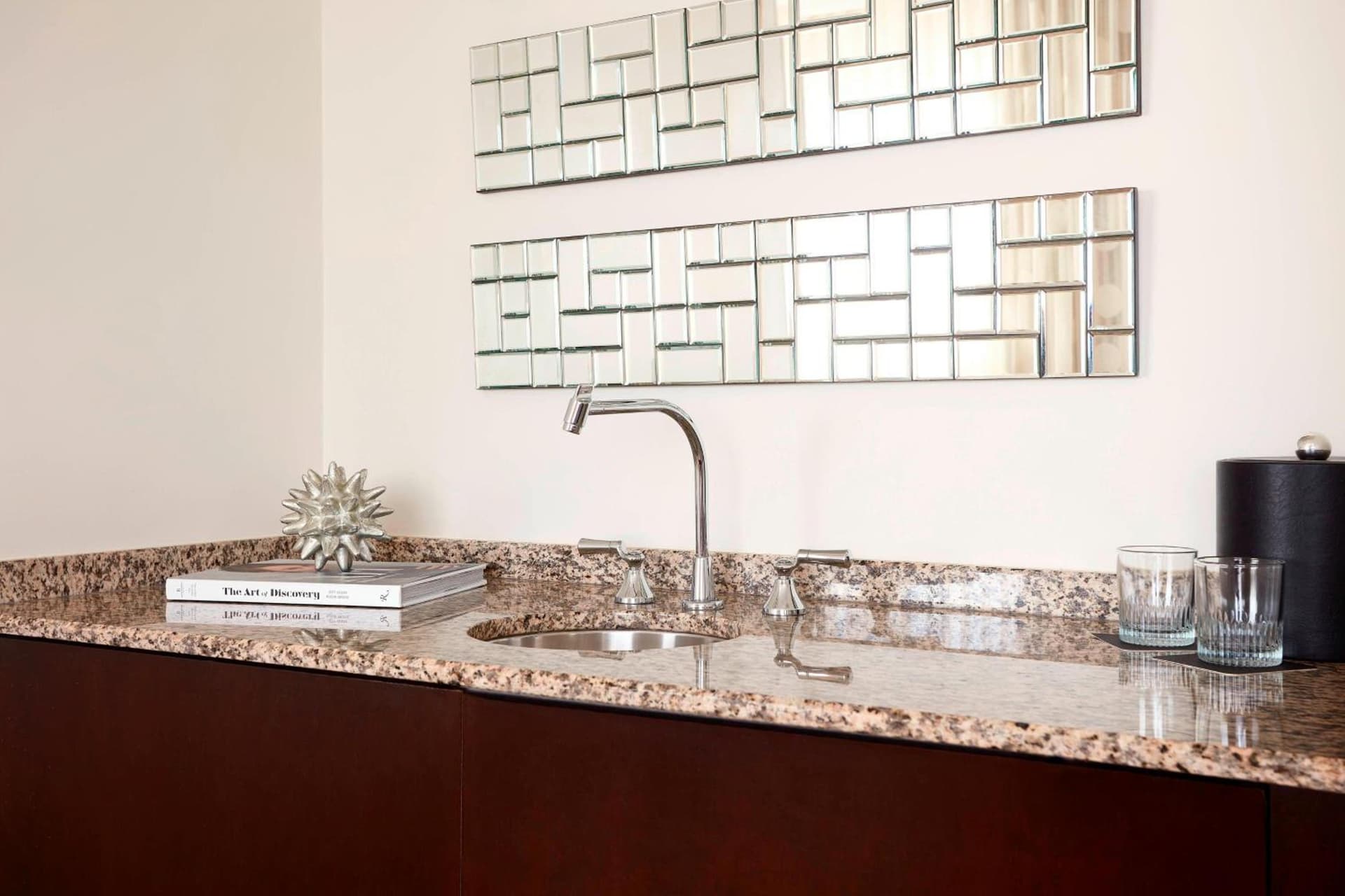 Renaissance Newark Airport Hotel gallery photo in Elizabeth, NJ — image 18