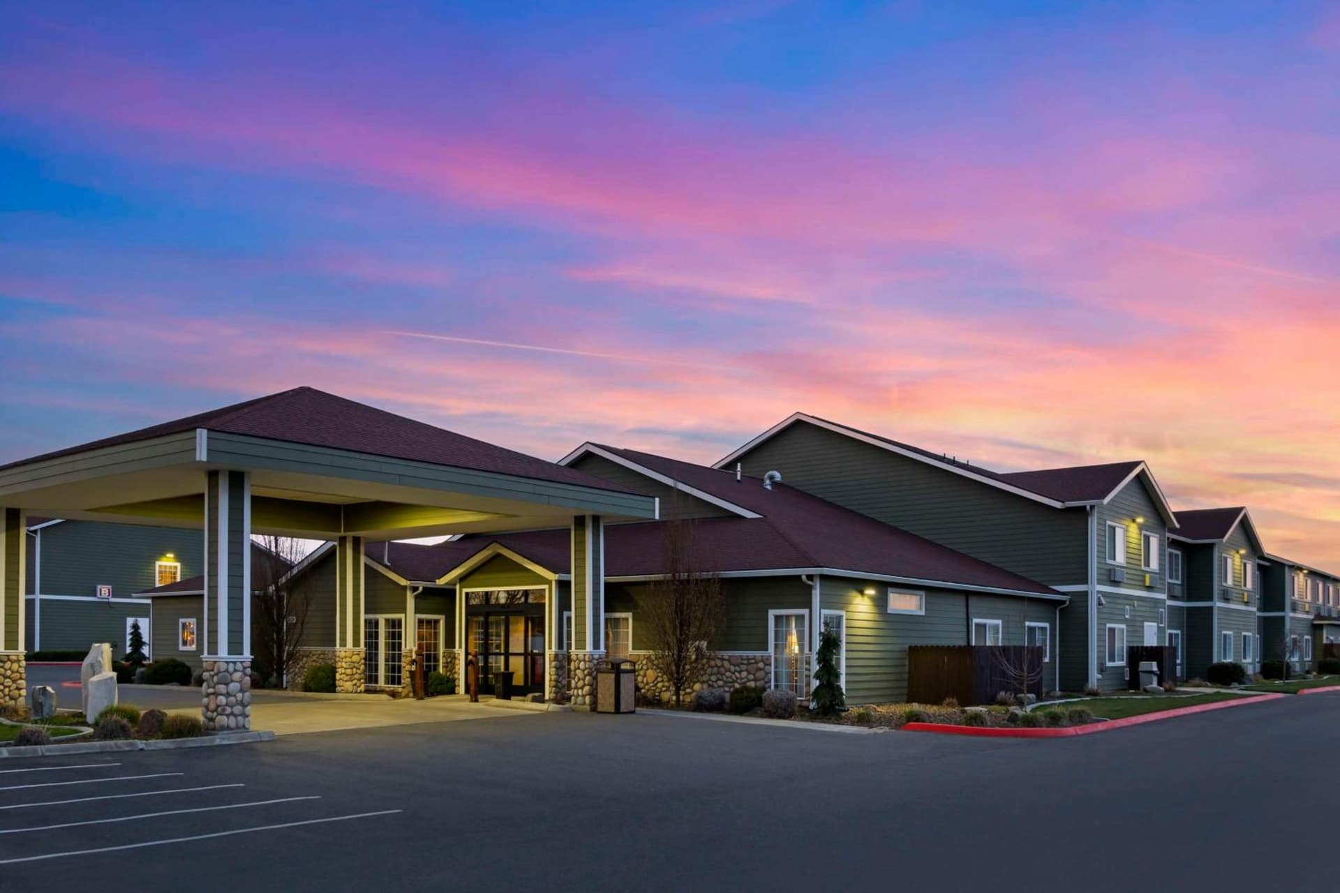 Best Western Plus The Inn at Horse Heaven featured exterior or lobby in Prosser, WA — similar hotel
