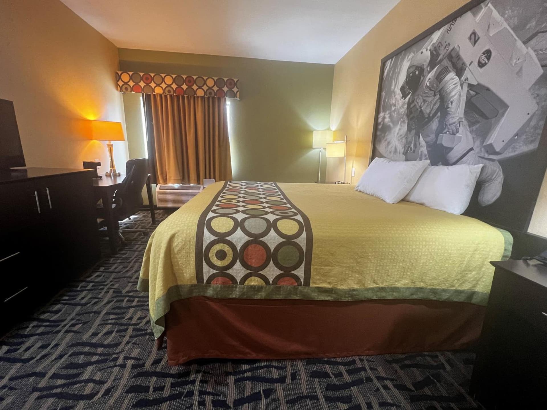 Super 8 by Wyndham Pasadena gallery photo in Pasadena, TX — image 11