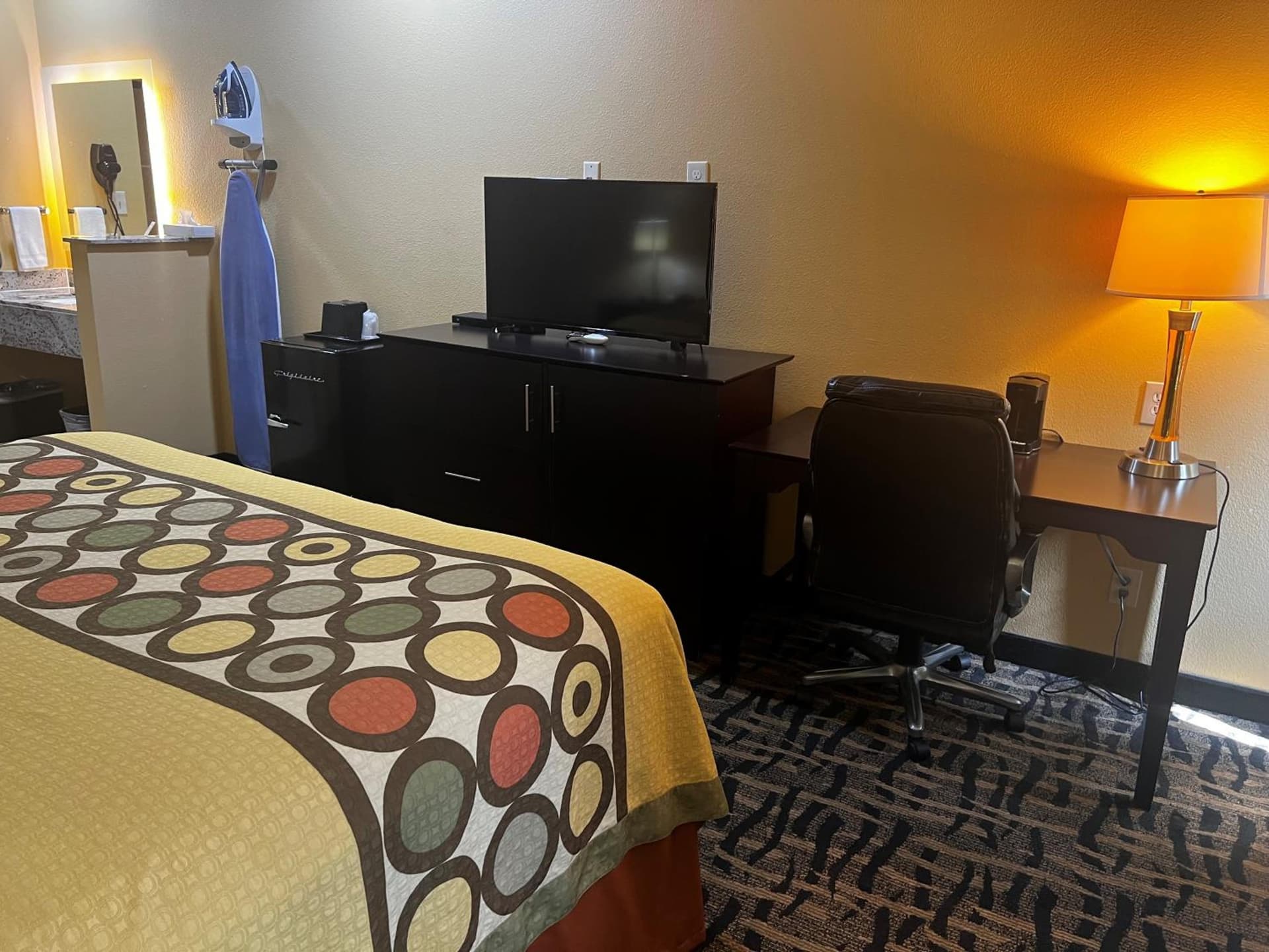 Super 8 by Wyndham Pasadena gallery photo in Pasadena, TX — image 7