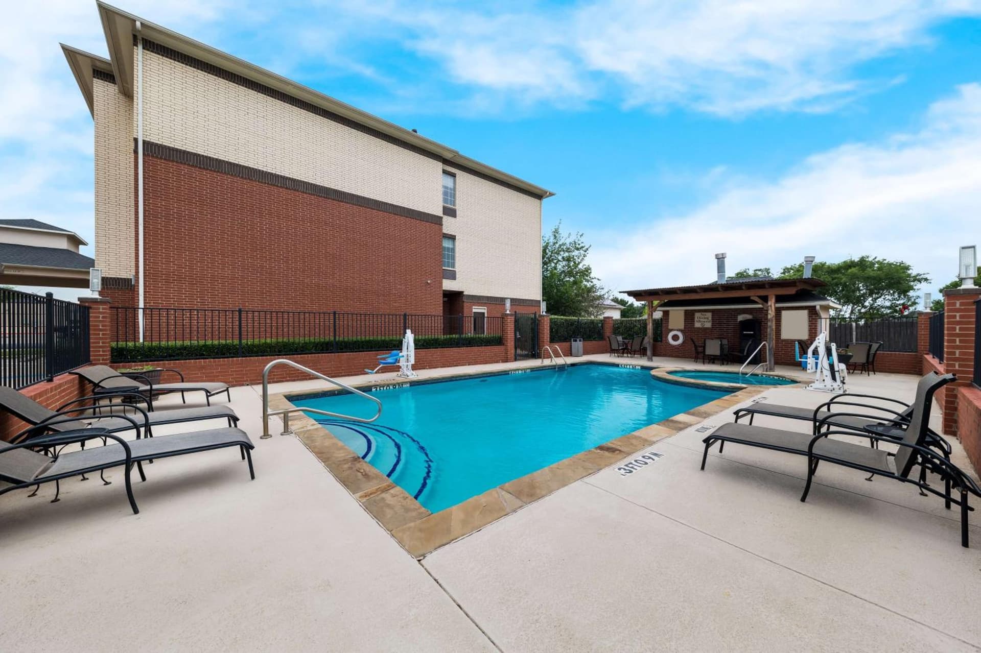 Best Western Plus Lake Dallas Inn & Suites property views in Lake Dallas, TX — gallery photo 3