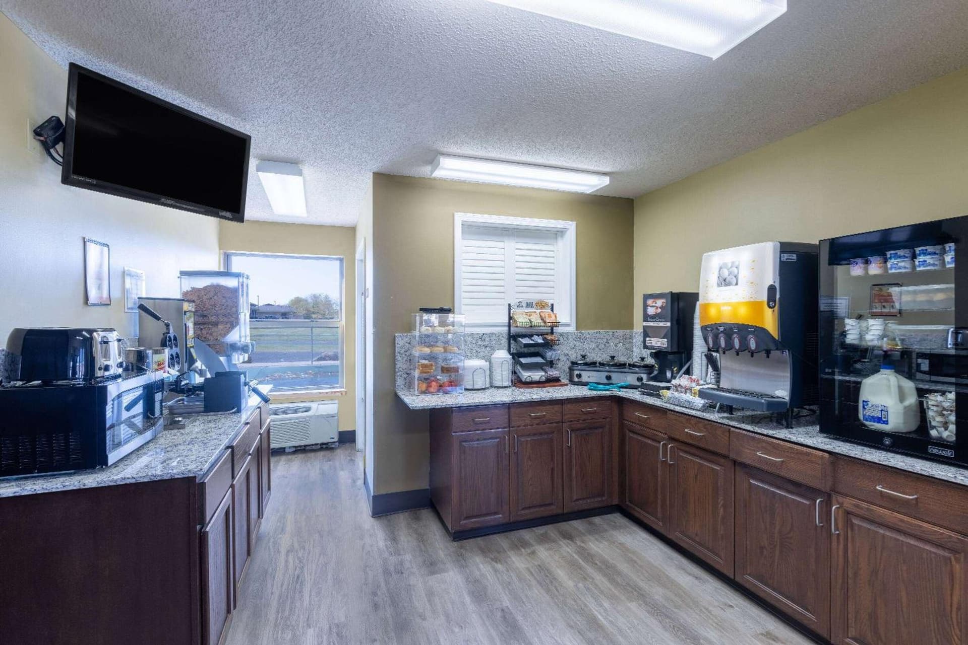 Super 8 by Wyndham Nixa/Springfield Area interior in Nixa, MO — gallery photo 2