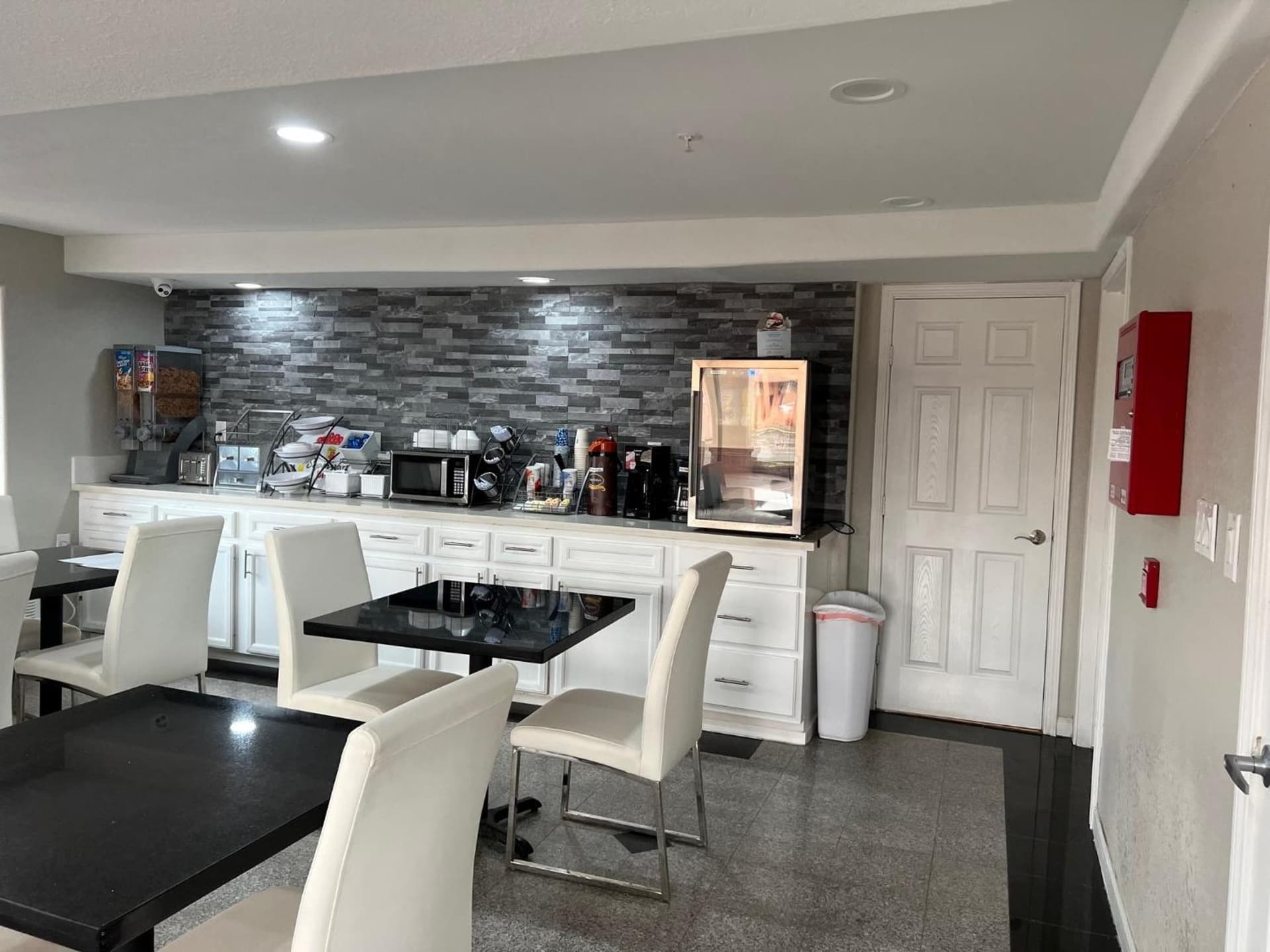 Super 8 by Wyndham Mont Belvieu - Baytown East interior in Eldon, TX — gallery photo 2