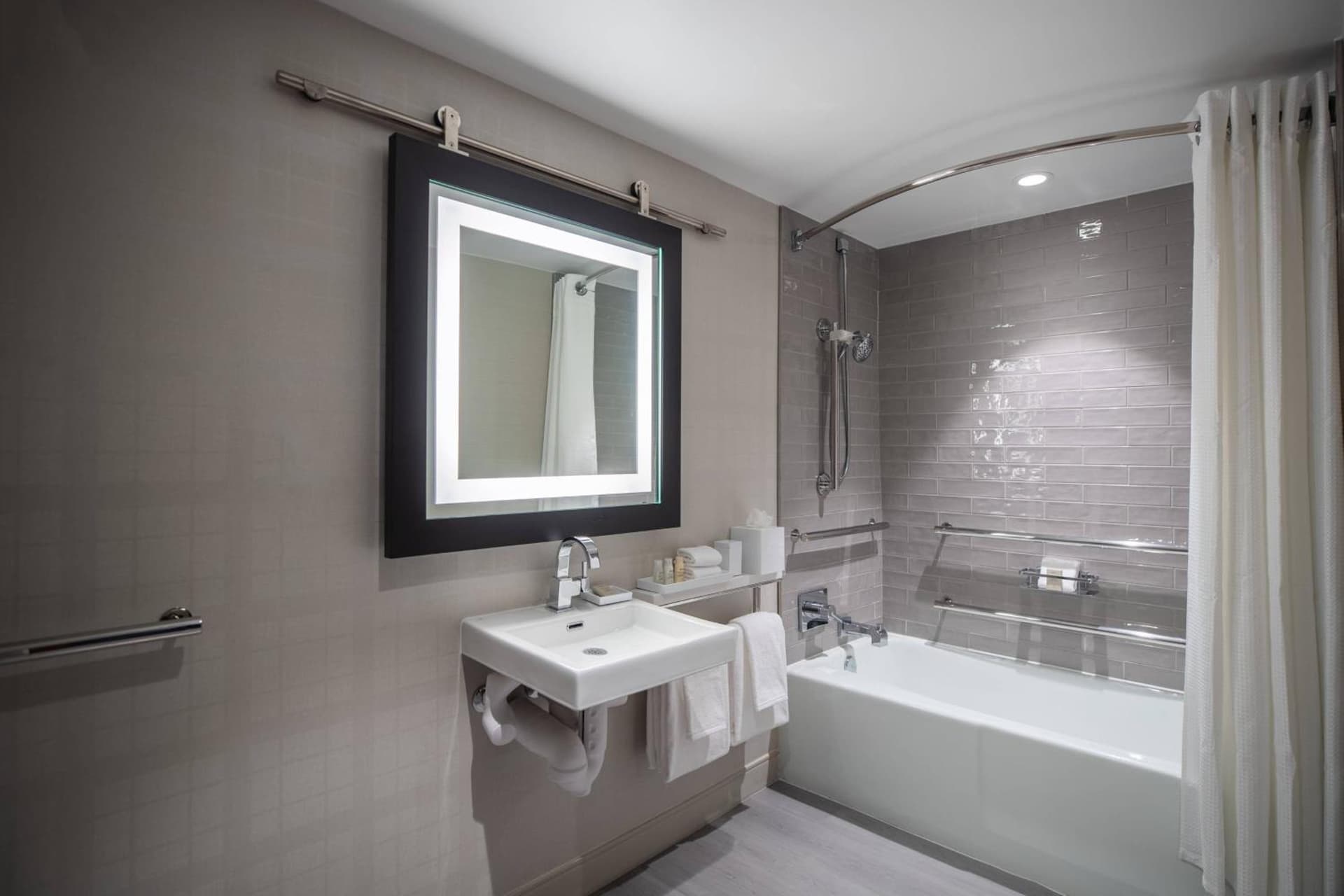 Renaissance Minneapolis Bloomington Hotel gallery photo in Bloomington, MN — image 9