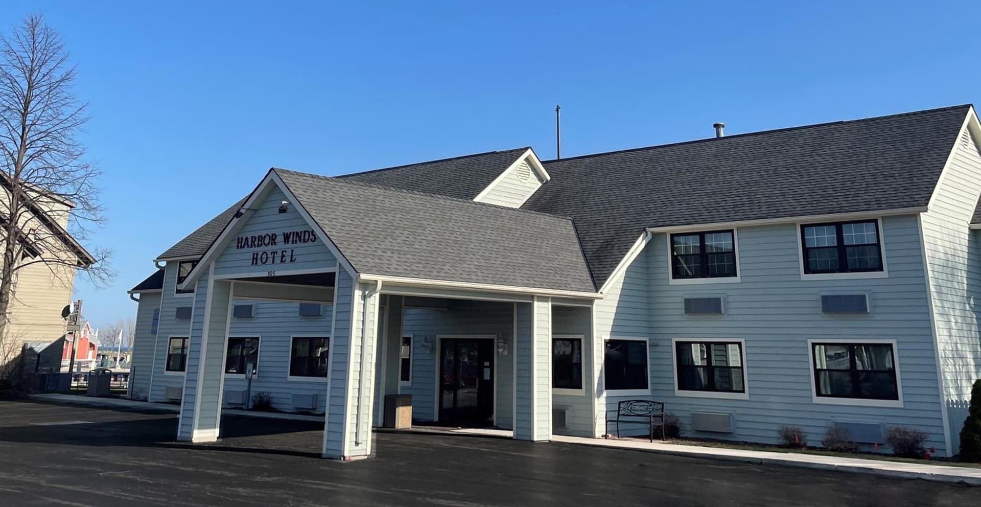 Harbor Winds Hotel interior in Sheboygan, WI — gallery photo 2