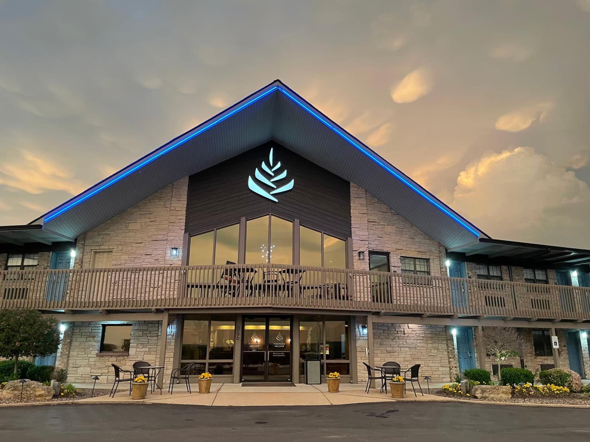 PINEMARK Inn Suites Events featured exterior or lobby in Saint Clair, MO — similar hotel