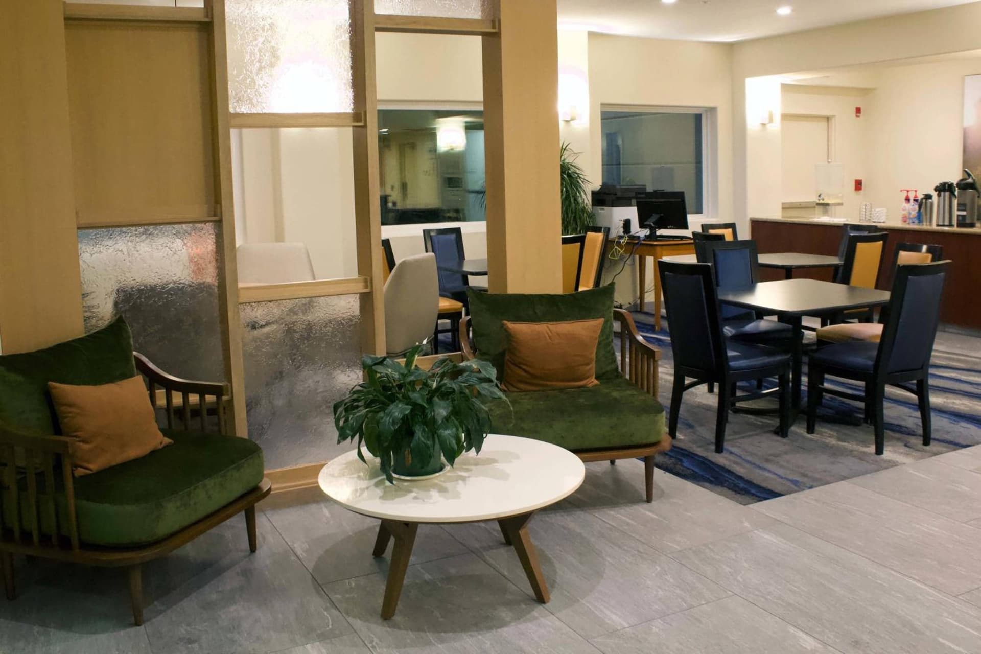 Fairfield Inn & Suites by Marriott San Francisco San Carlos interior in San Carlos, CA — gallery photo 2