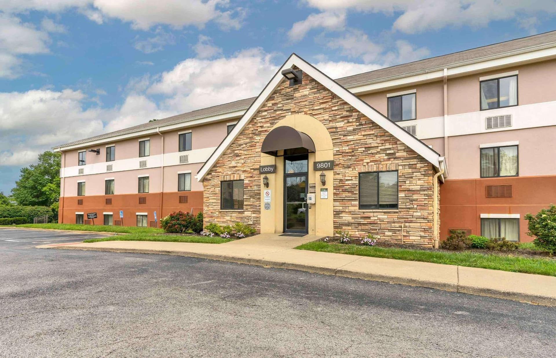 Suburban Studios Louisville East interior in Louisville, KY — gallery photo 2