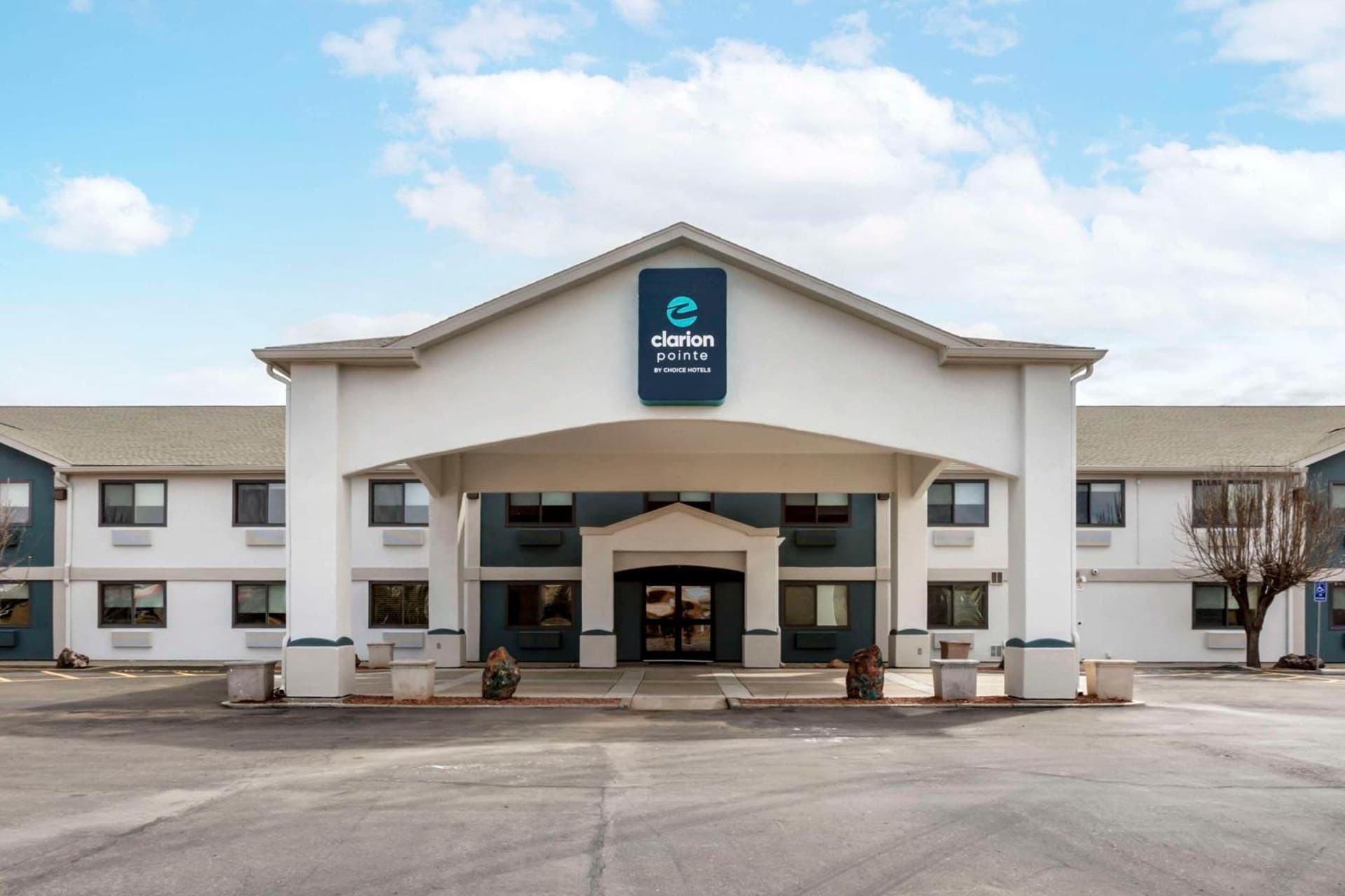 Clarion Pointe Prescott Valley featured exterior or lobby in Prescott Valley, AZ — similar hotel