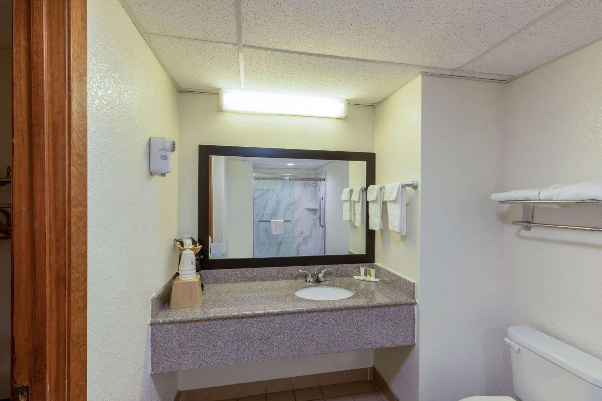 Super 8 by Wyndham Seguin interior in Seguin, TX — gallery photo 2