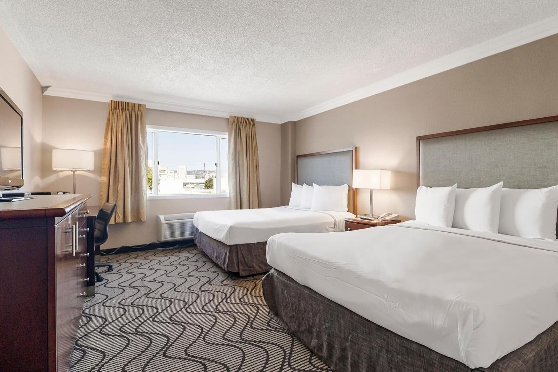 Jack London Inn interior in Oakland, CA — gallery photo 2