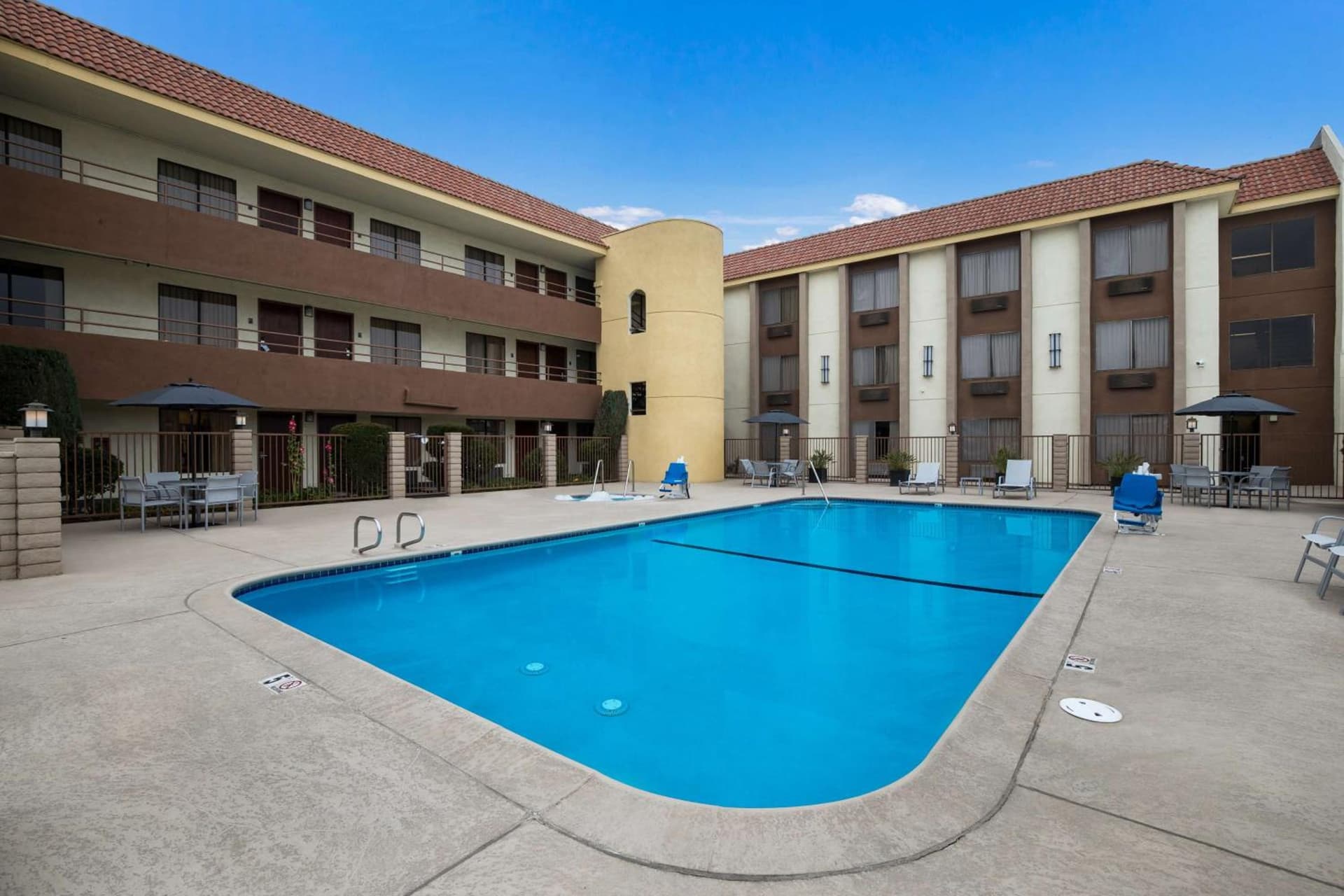 Best Western Norwalk Inn interior in Norwalk, CA — gallery photo 2