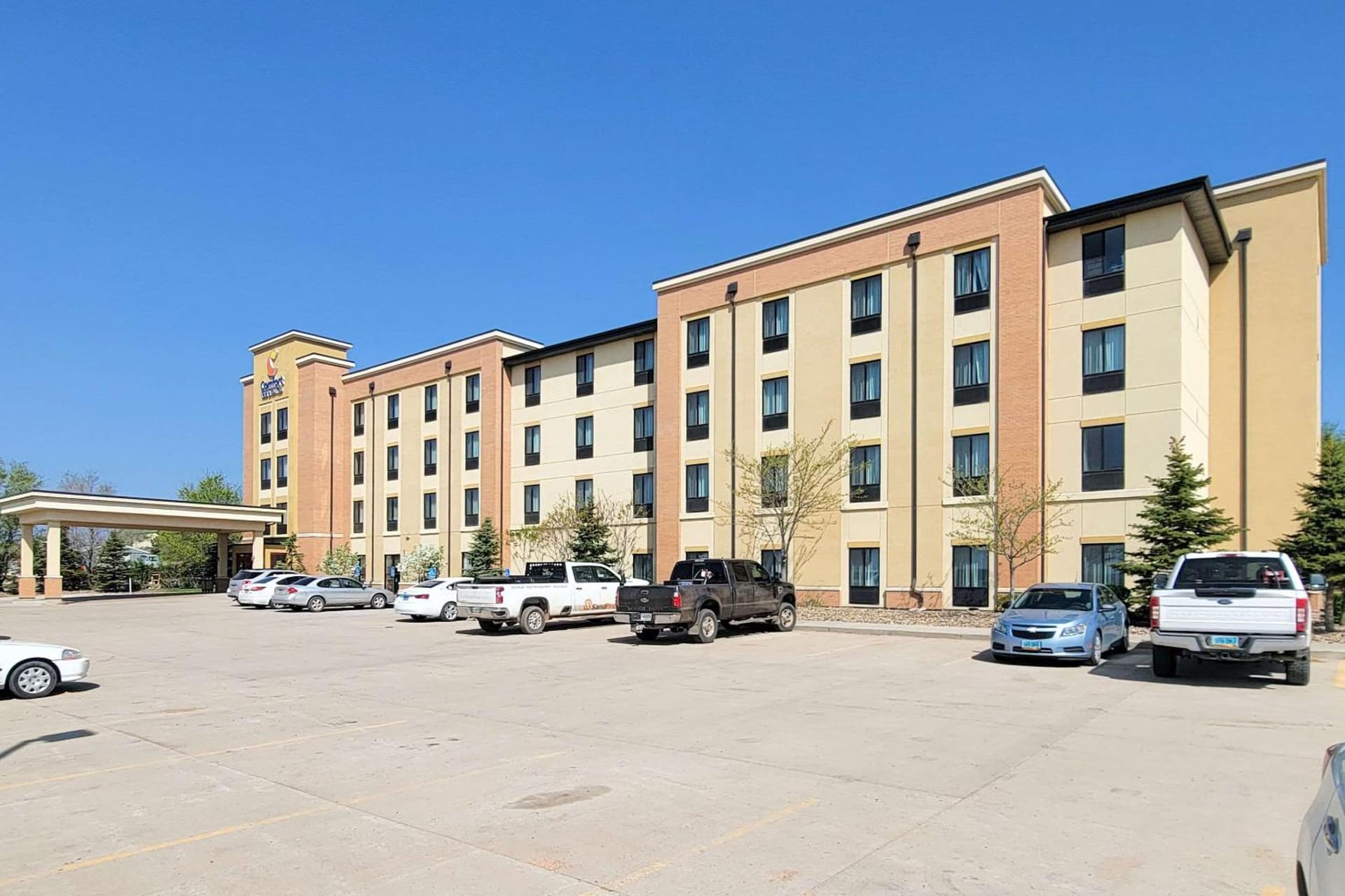 Comfort Inn & Suites Watford City interior in Watford City, ND — gallery photo 2