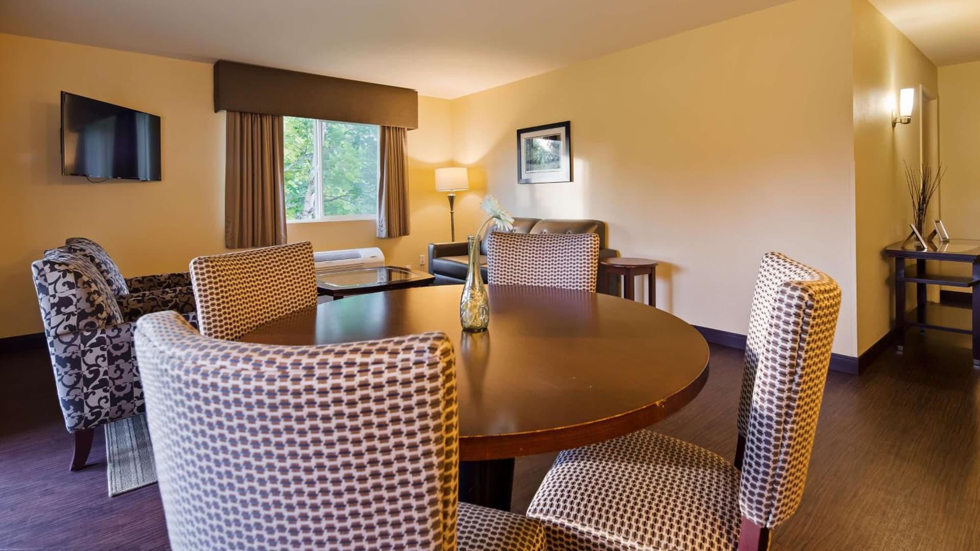 Best Western Plus Plaza by the Green property views in Kent, WA — gallery photo 3