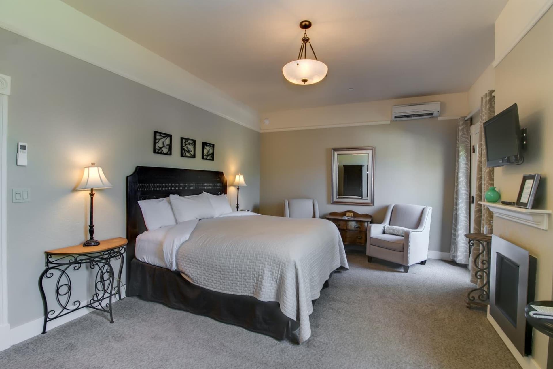 Winchester Inn interior in Ashland, OR — gallery photo 2