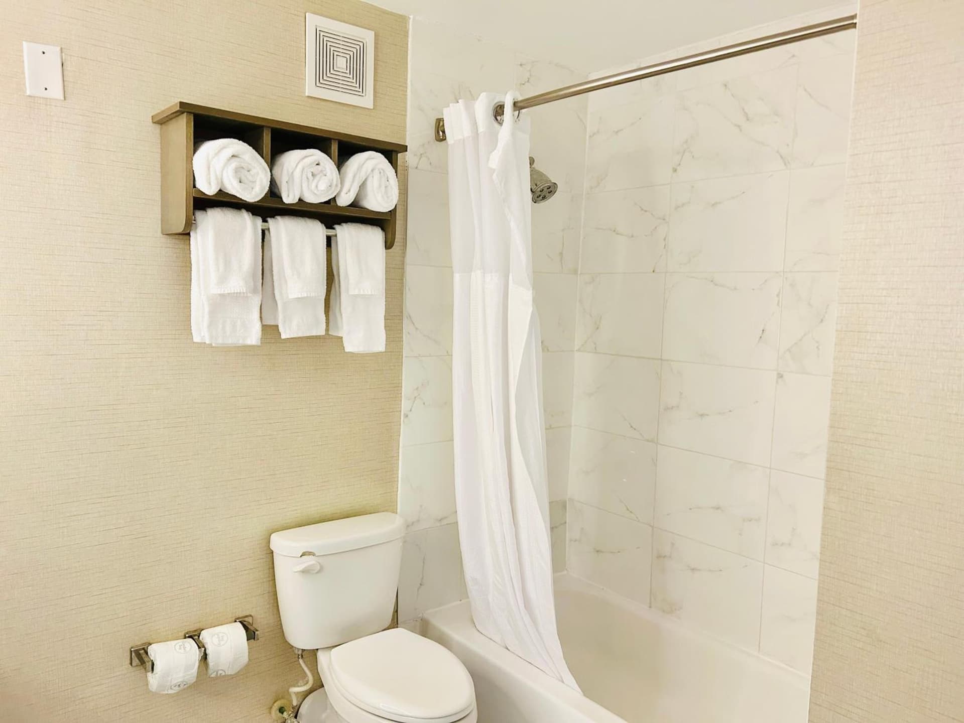 Surfbreak Virginia Beach Oceanfront, an Ascend Collection Hotel gallery photo in Virginia Beach, VA — image 7