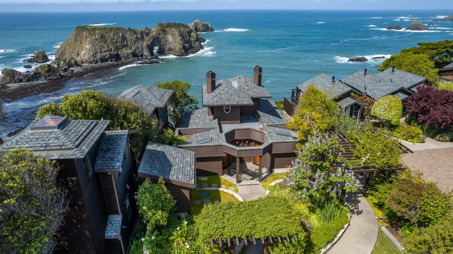 Sacred Rock Inn featured exterior or lobby in Elk — similar hotel