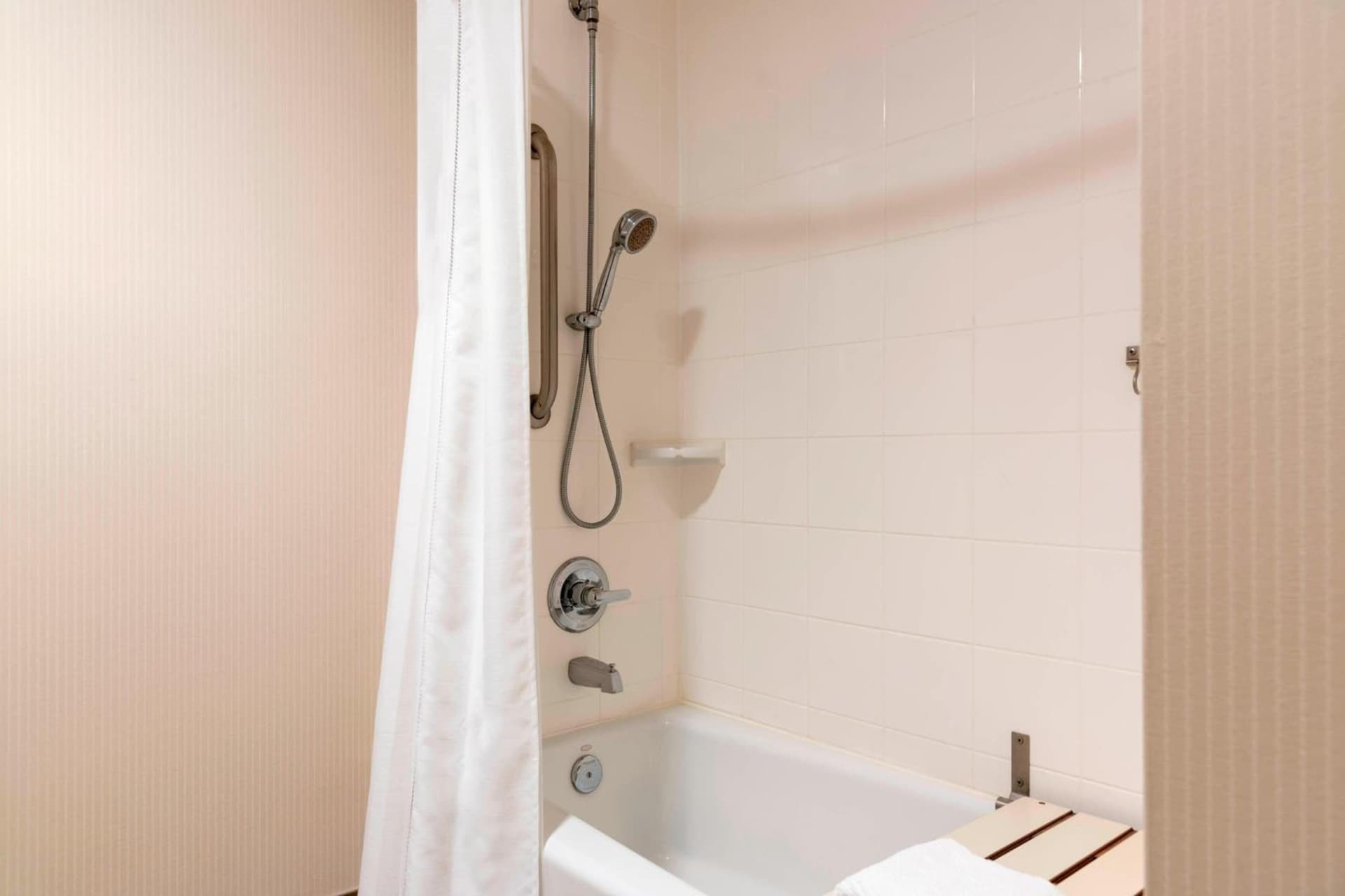 Delta Hotels by Marriott Kalamazoo Conference Center gallery photo in Kalamazoo, MI — image 16
