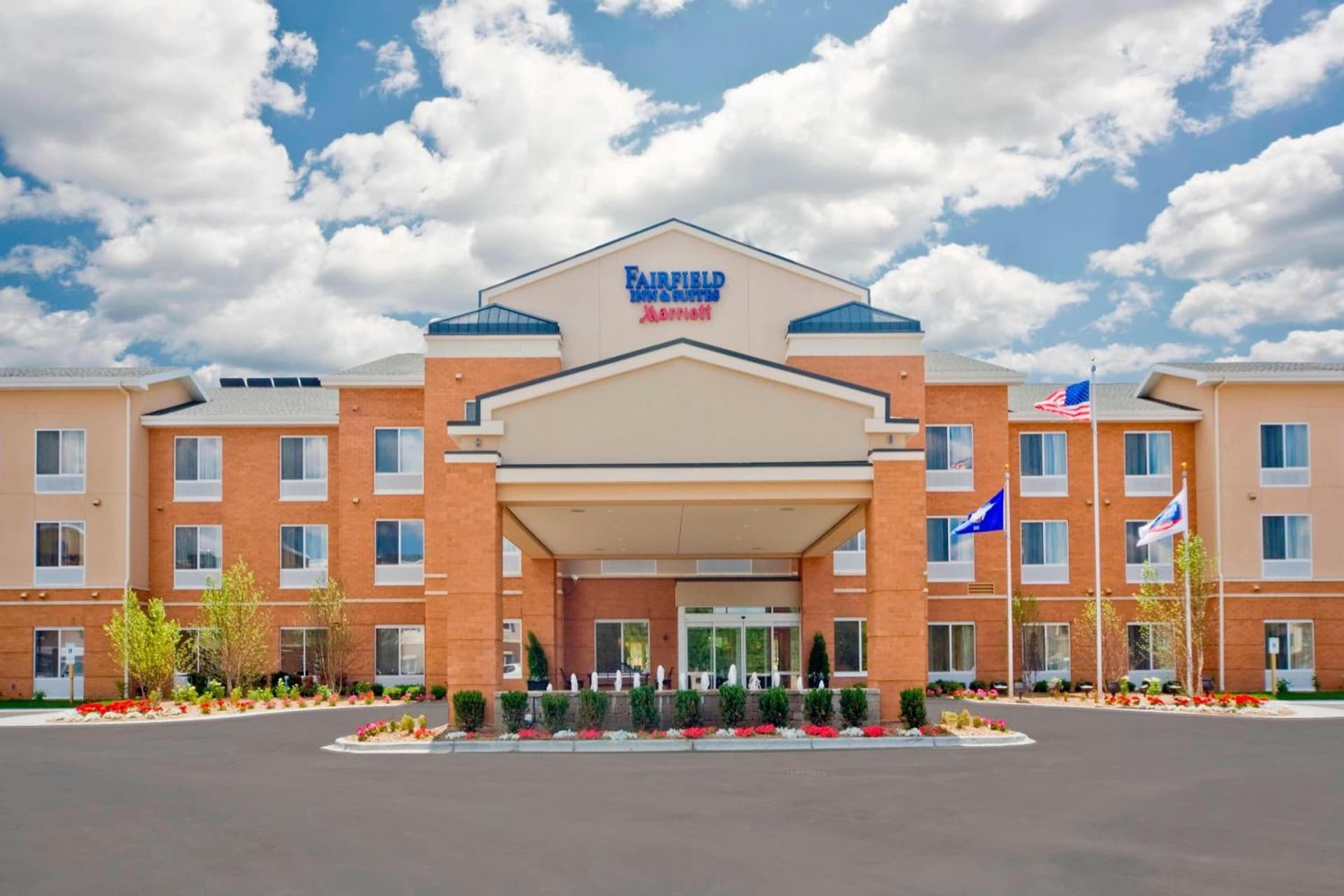 Fairfield Inn & Suites by Marriott Milwaukee Airport featured exterior or lobby in Oak Creek, WI — similar hotel