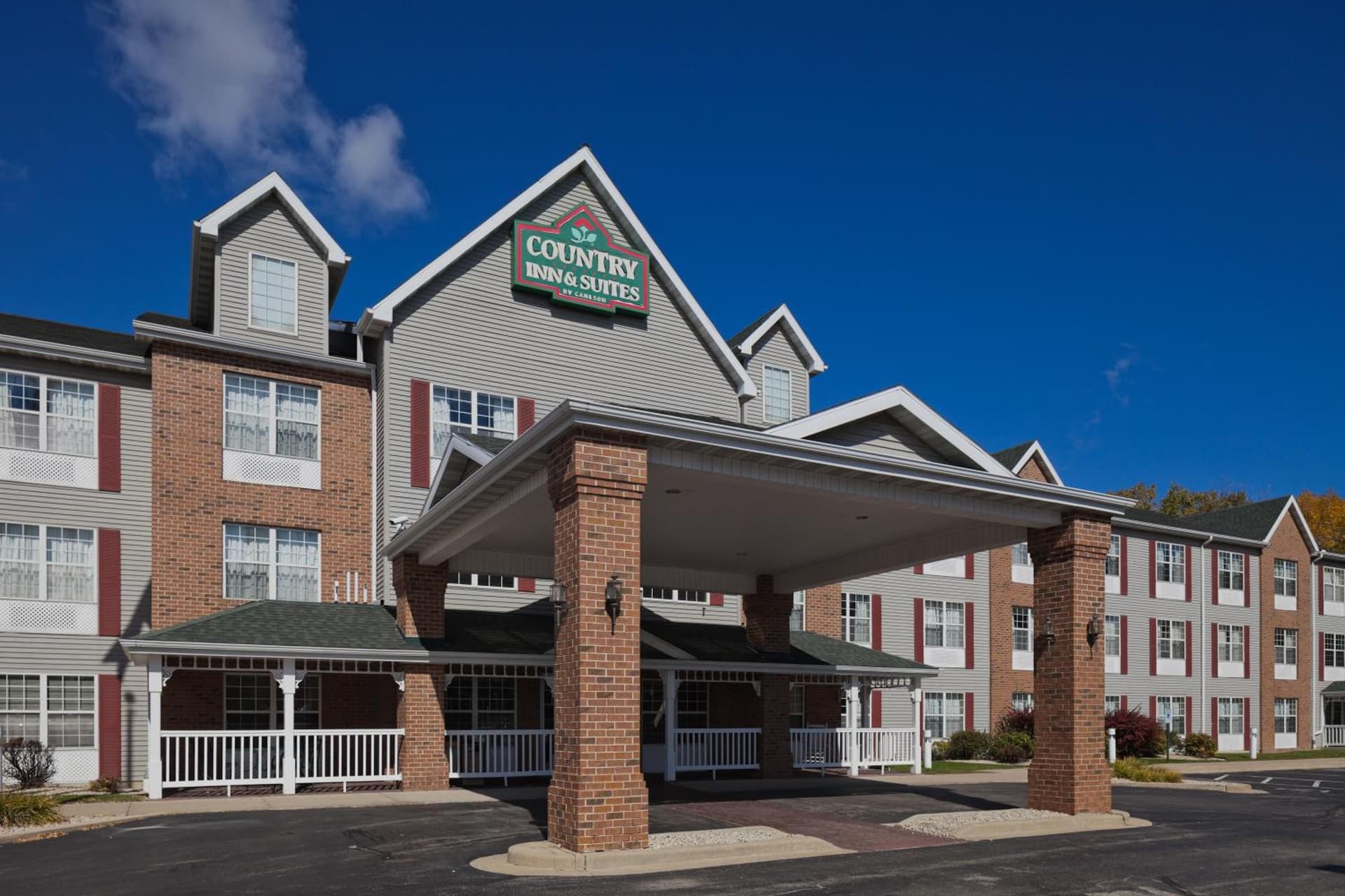 Country Inn & Suites by Radisson, Milwaukee Airport, WI property views in Milwaukee, WI — gallery photo 3