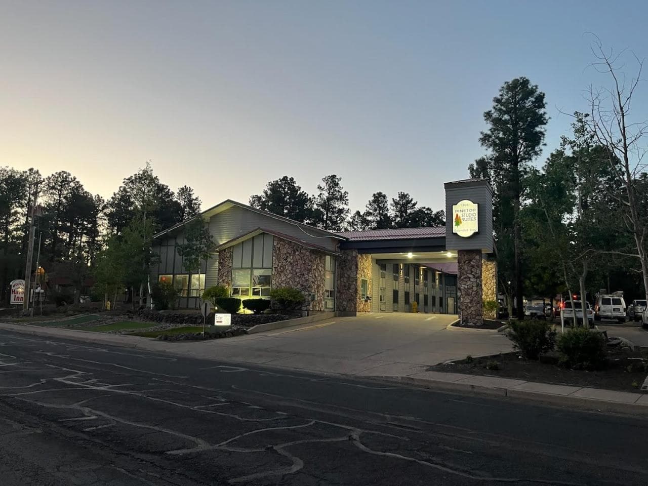 Pinetop Studio Suites interior in Pinetop-Lakeside, AZ — gallery photo 2