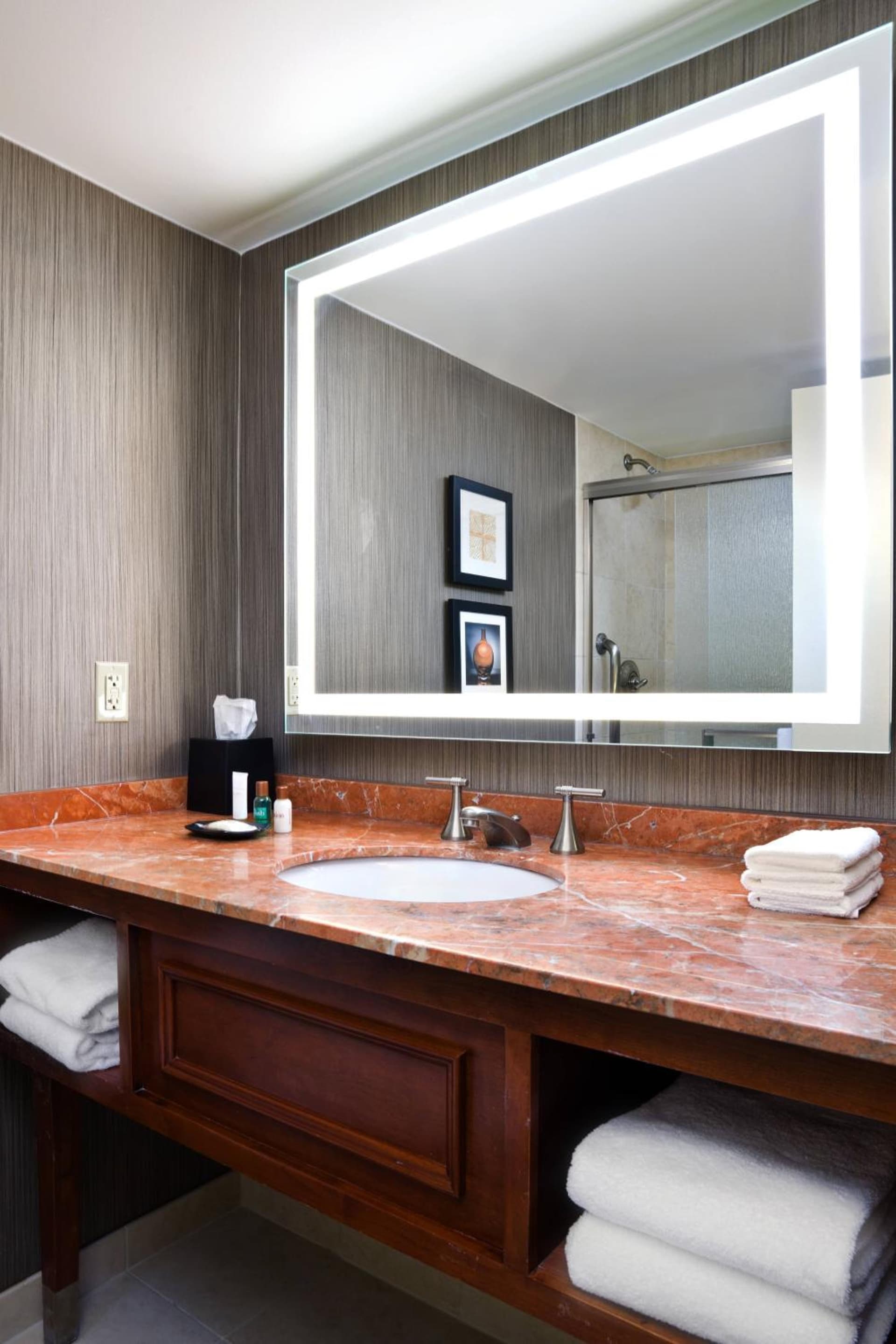 Sheraton Niagara Falls gallery photo in Niagara Falls, NY — image 23