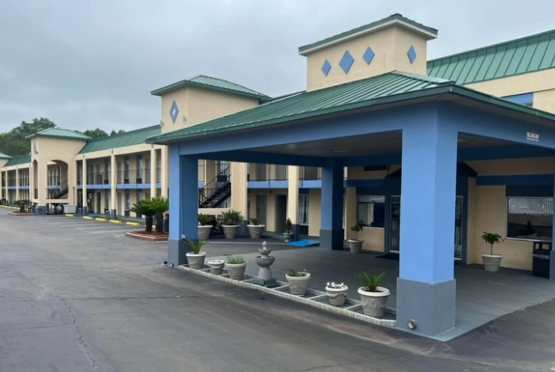 Days Inn by Wyndham Greenville interior in Greenville, AL — gallery photo 2