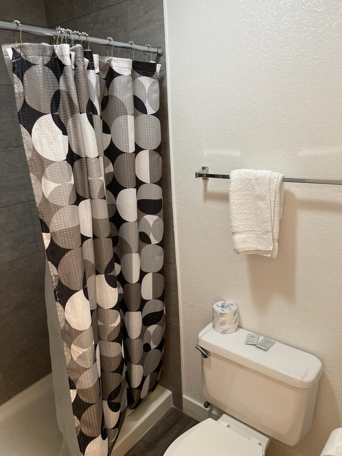 Premier Inns Thousand Oaks interior in Thousand Oaks, CA — gallery photo 2