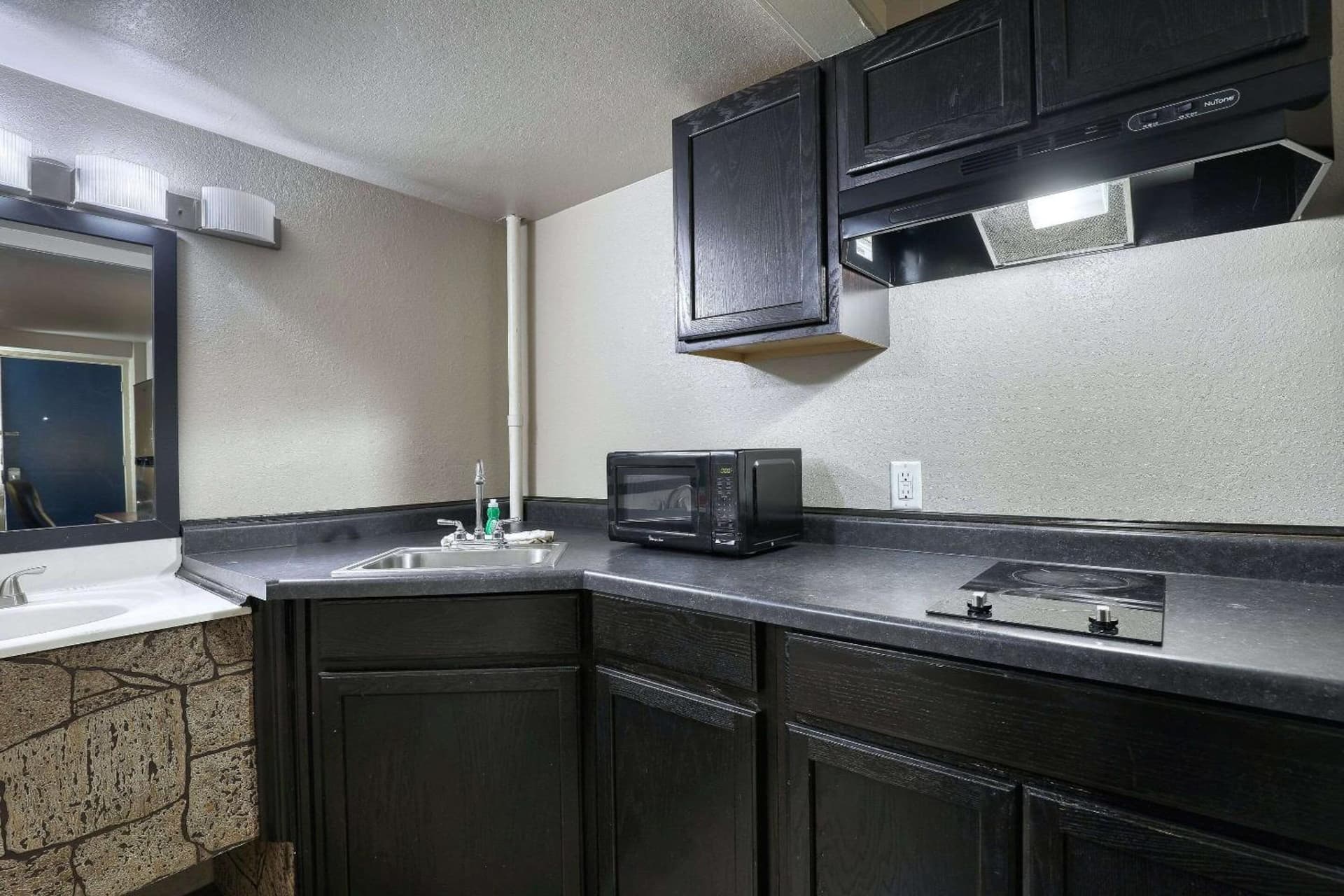 Suburban Studios Neenah-Appleton property views in Neenah, WI — gallery photo 3