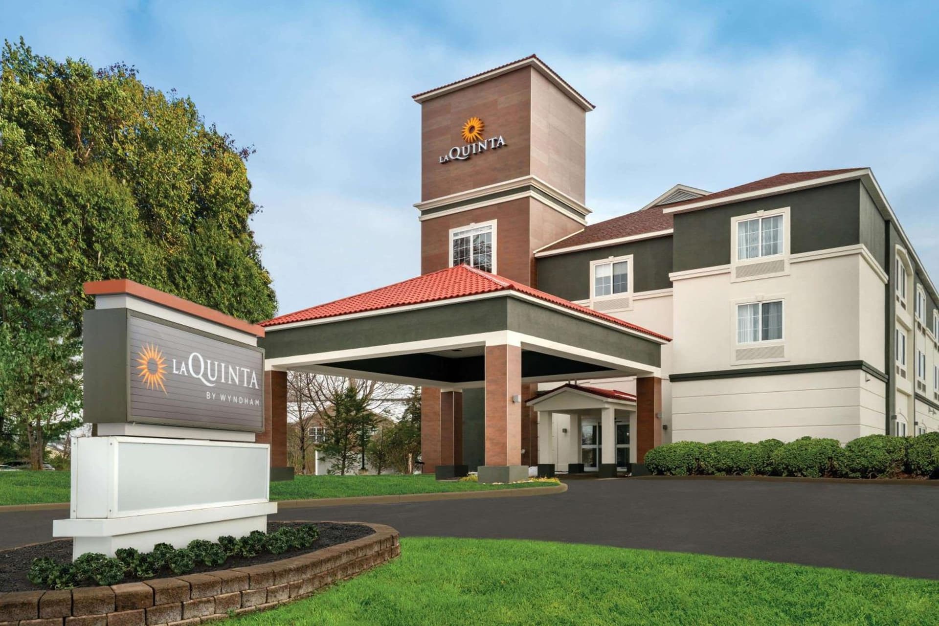 La Quinta by Wyndham Latham Albany Airport interior in Latham, NY — gallery photo 2