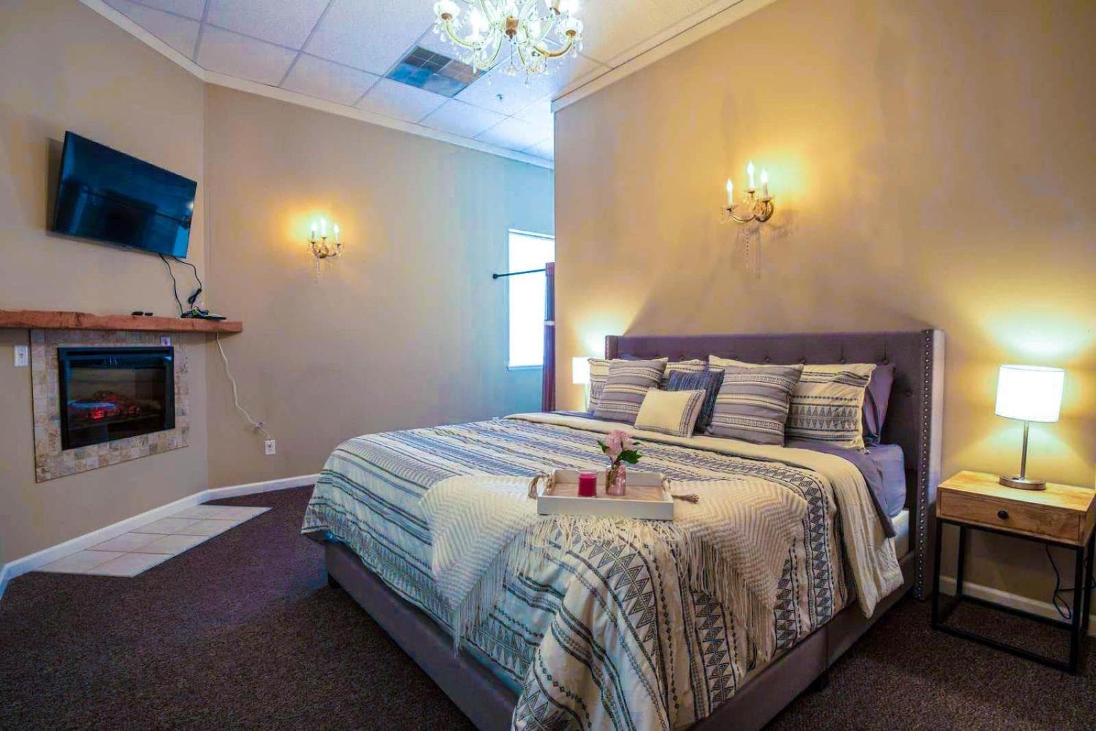 Fire And Rainfall Rooms interior in Nashville, IN — gallery photo 2