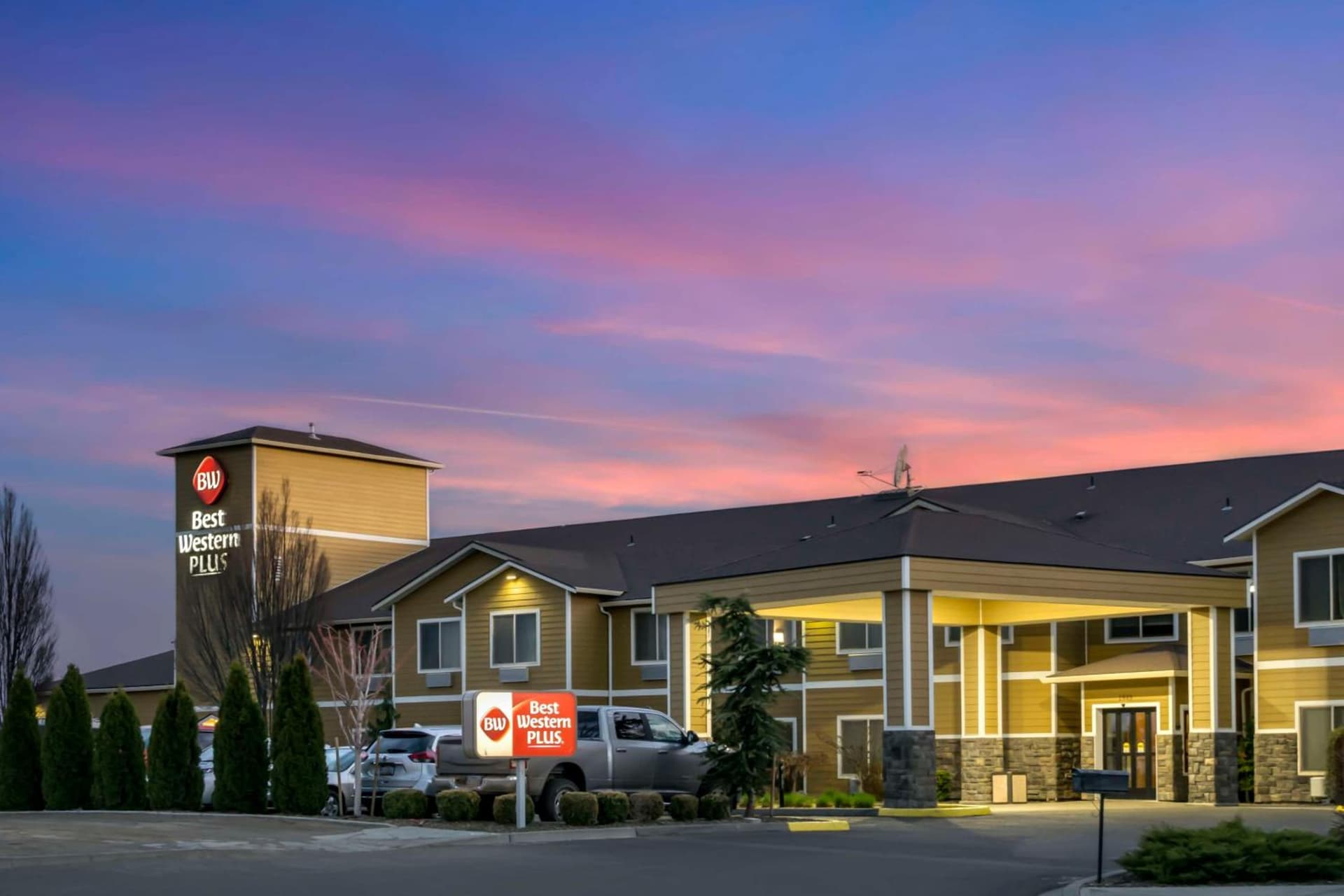 Best Western Plus Grapevine Inn featured exterior or lobby in Sunnyside, WA — similar hotel