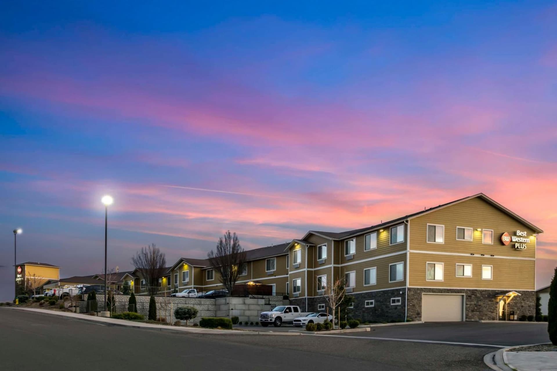 Best Western Plus Grapevine Inn property views in Sunnyside, WA — gallery photo 3