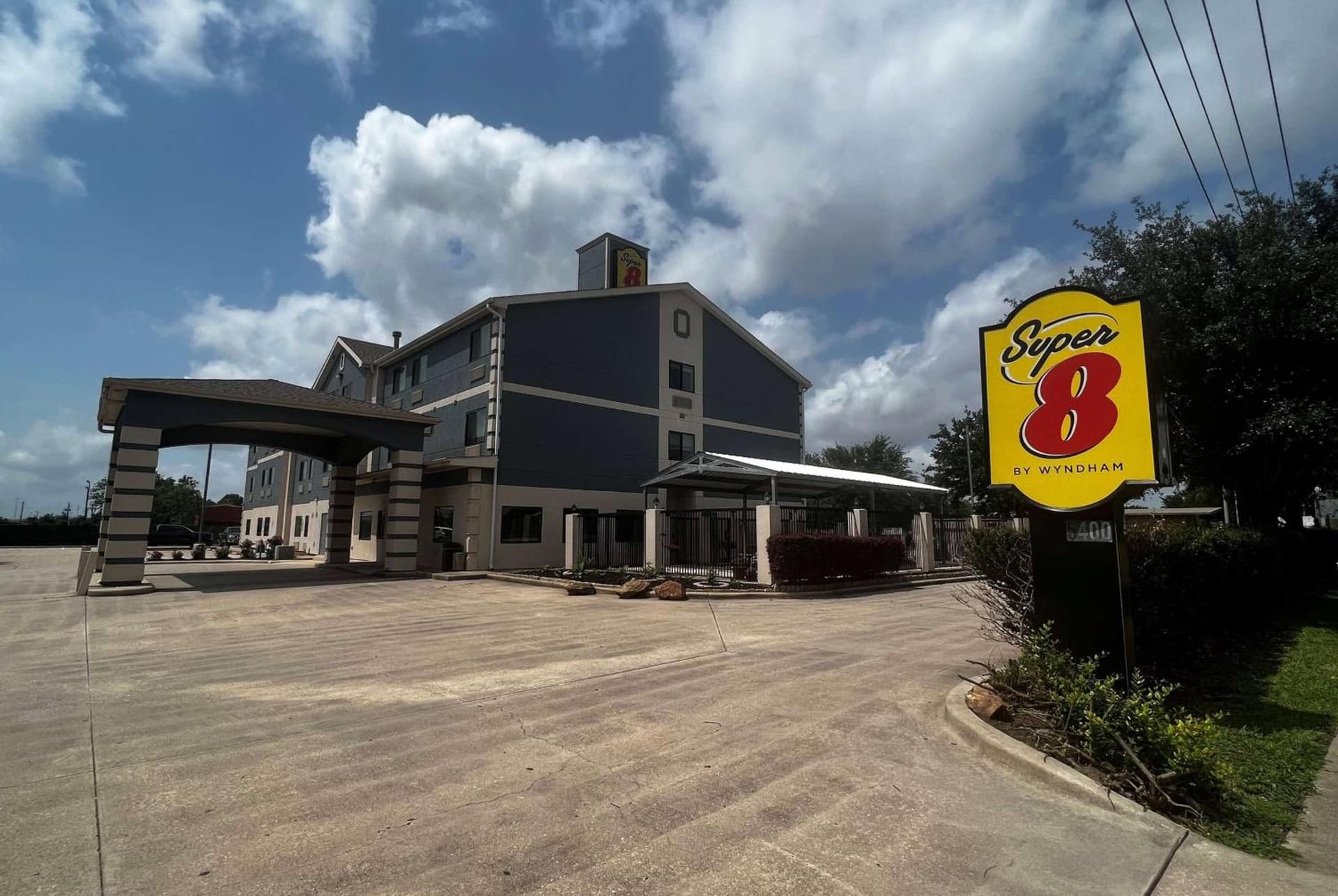 Super 8 by Wyndham Pasadena property views in Pasadena, TX — gallery photo 3
