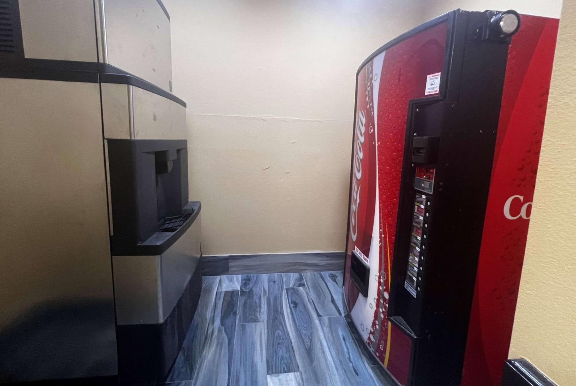 Super 8 by Wyndham Pasadena gallery photo in Pasadena, TX — image 56