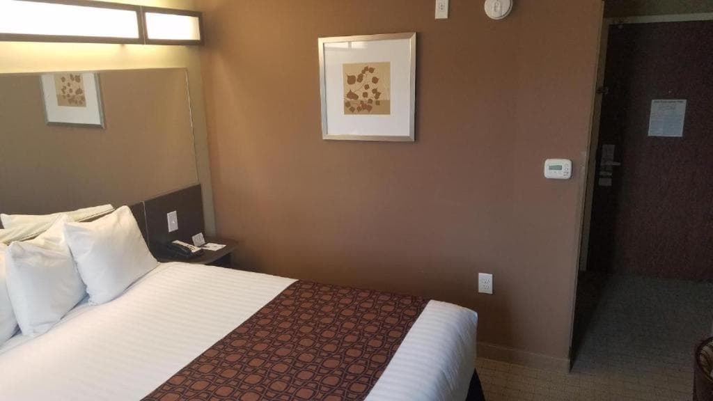 Microtel Inn & Suites by Wyndham interior in Shelbyville, TN — gallery photo 2
