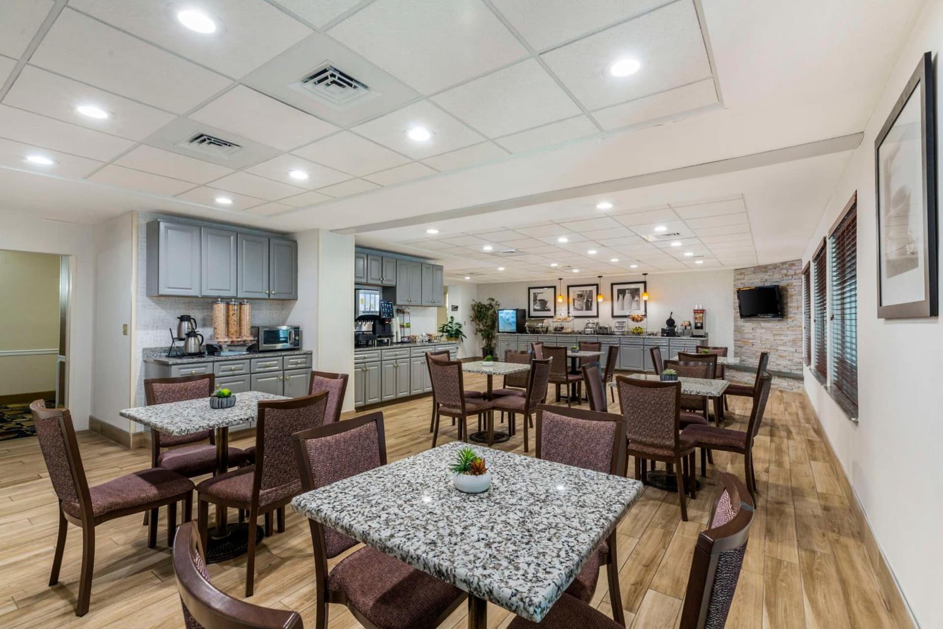 Best Western Plus New England Inn & Suites gallery photo in Berlin, CT — image 62