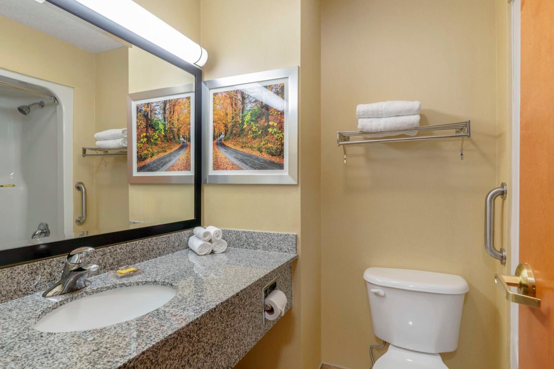 Best Western Plus New England Inn & Suites gallery photo in Berlin, CT — image 4