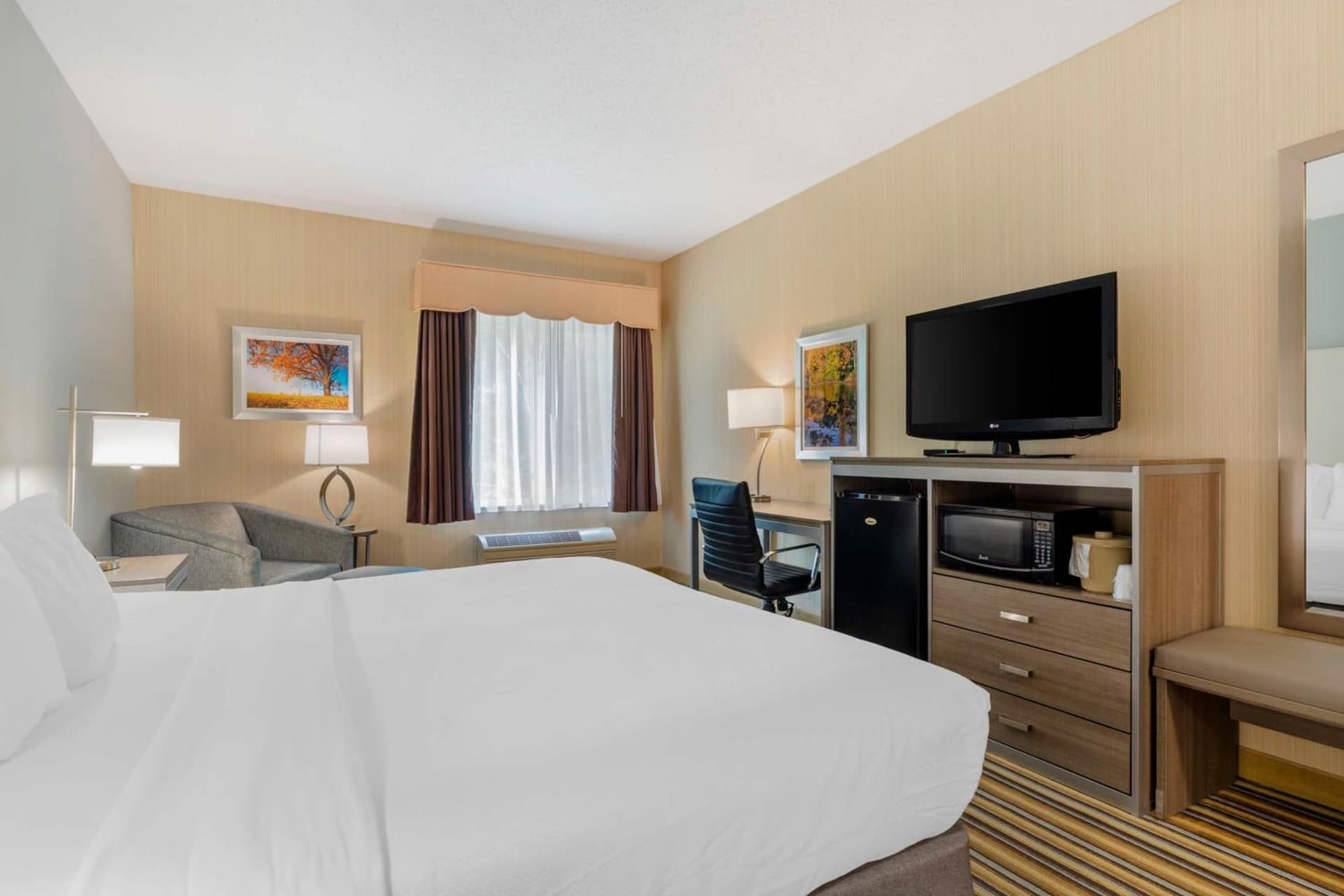 Best Western Plus New England Inn & Suites property views in Berlin, CT — gallery photo 3