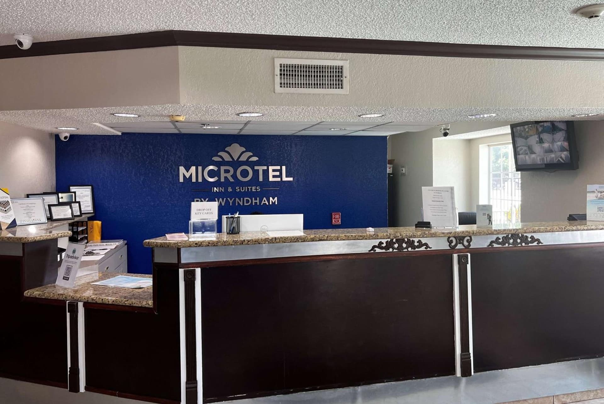 Microtel Inn & Suites by Wyndham Houston/Webster/Nasa/Clearlake interior in Nassau Bay, TX — gallery photo 2