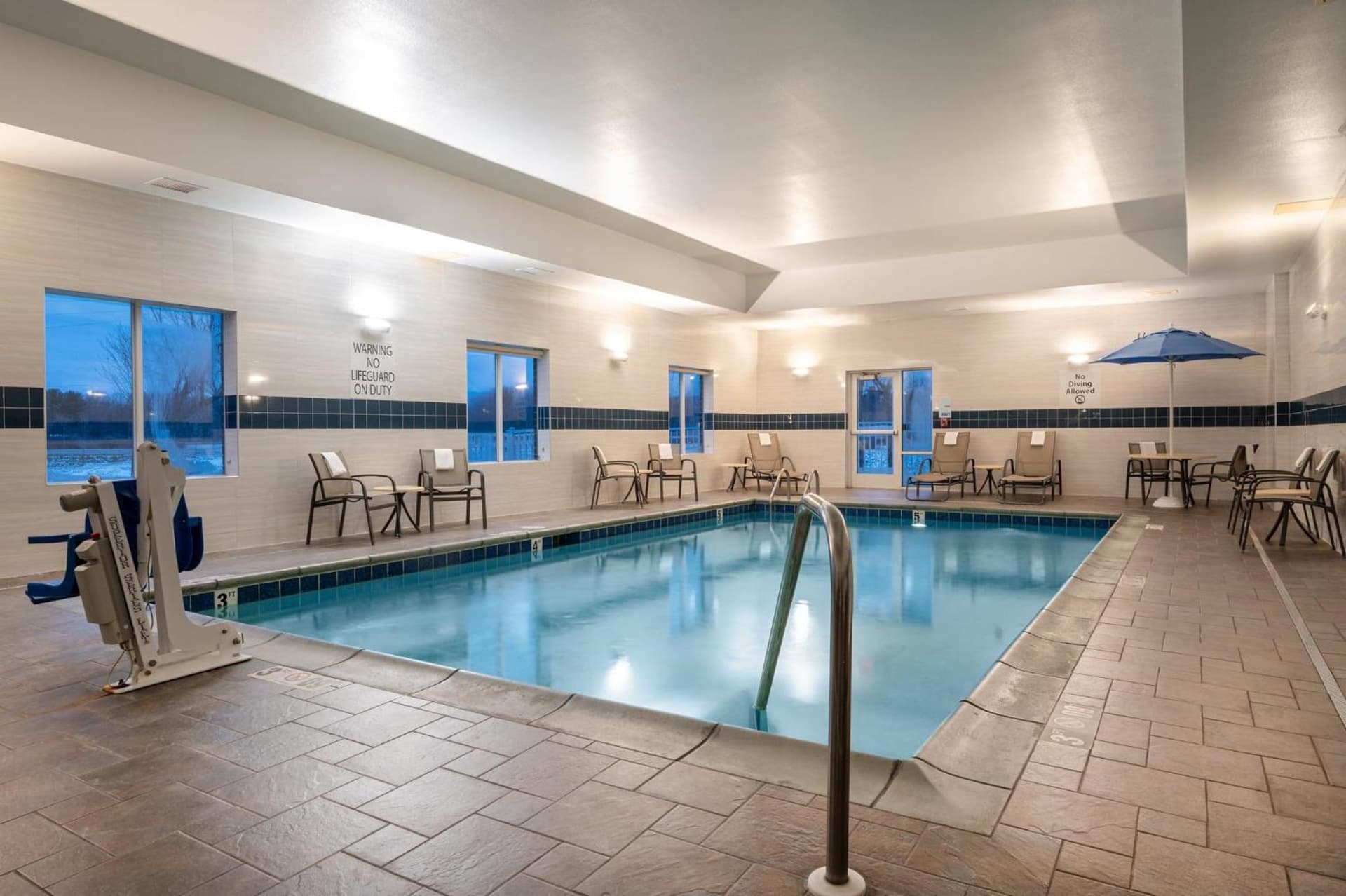Holiday Inn Express and Suites Edwardsville by IHG interior in Edwardsville, IL — gallery photo 2