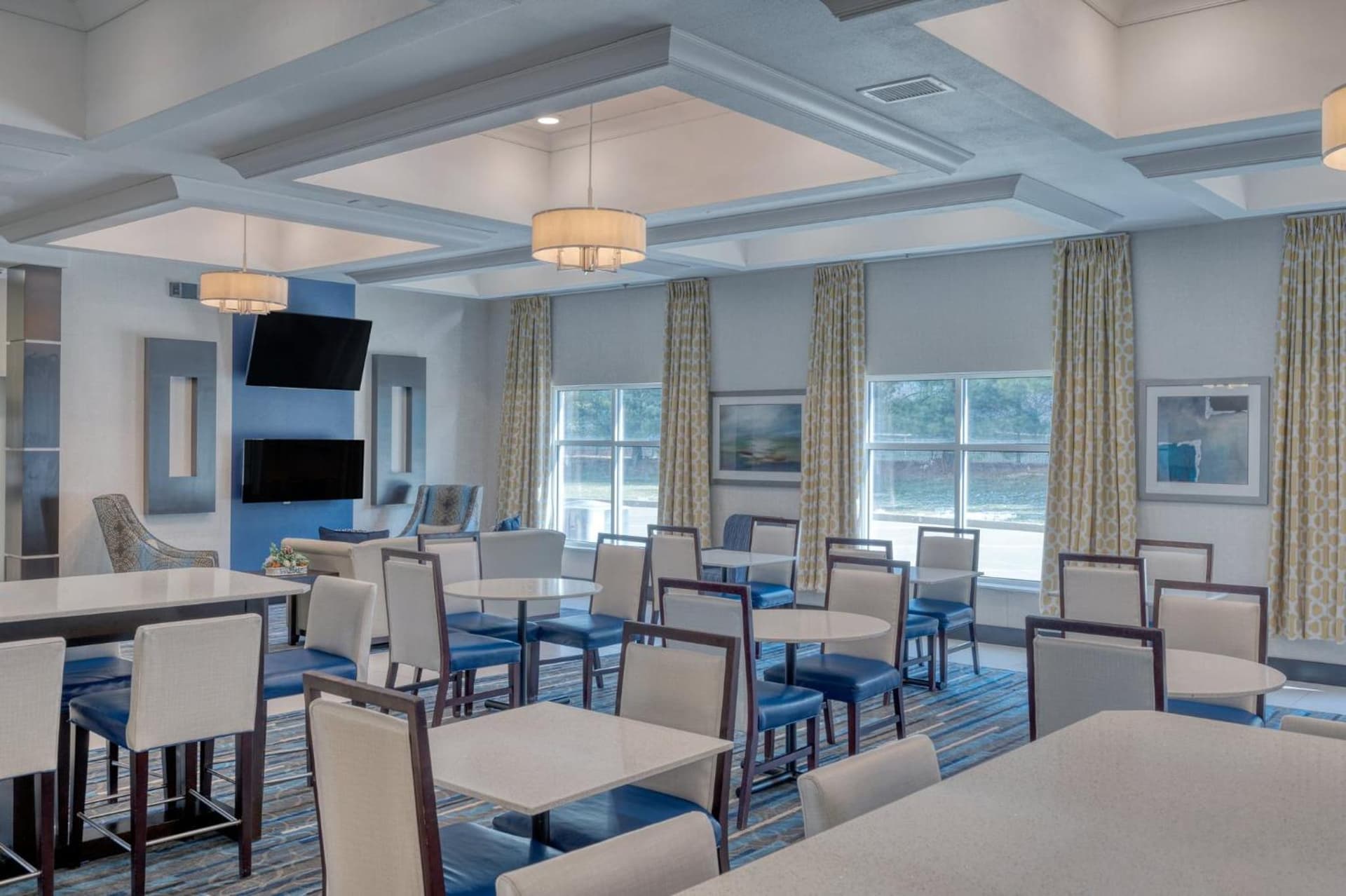 Holiday Inn Express and Suites Edwardsville by IHG interior in Edwardsville, IL — gallery photo 2