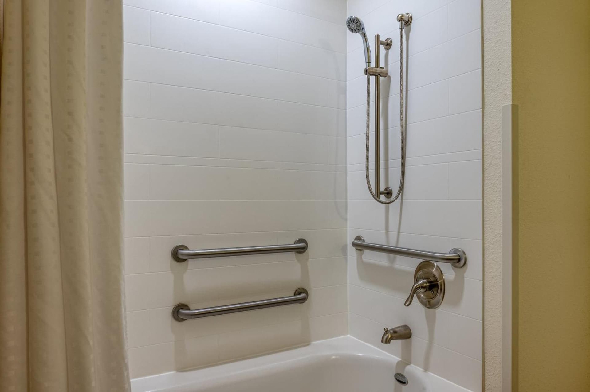Holiday Inn Express and Suites Edwardsville by IHG gallery photo in Edwardsville, IL — image 38