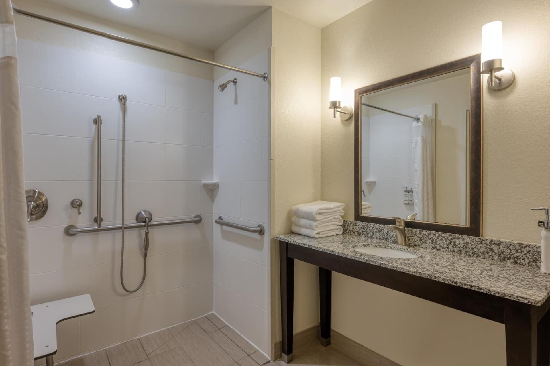 Holiday Inn Express and Suites Edwardsville by IHG gallery photo in Edwardsville, IL — image 27