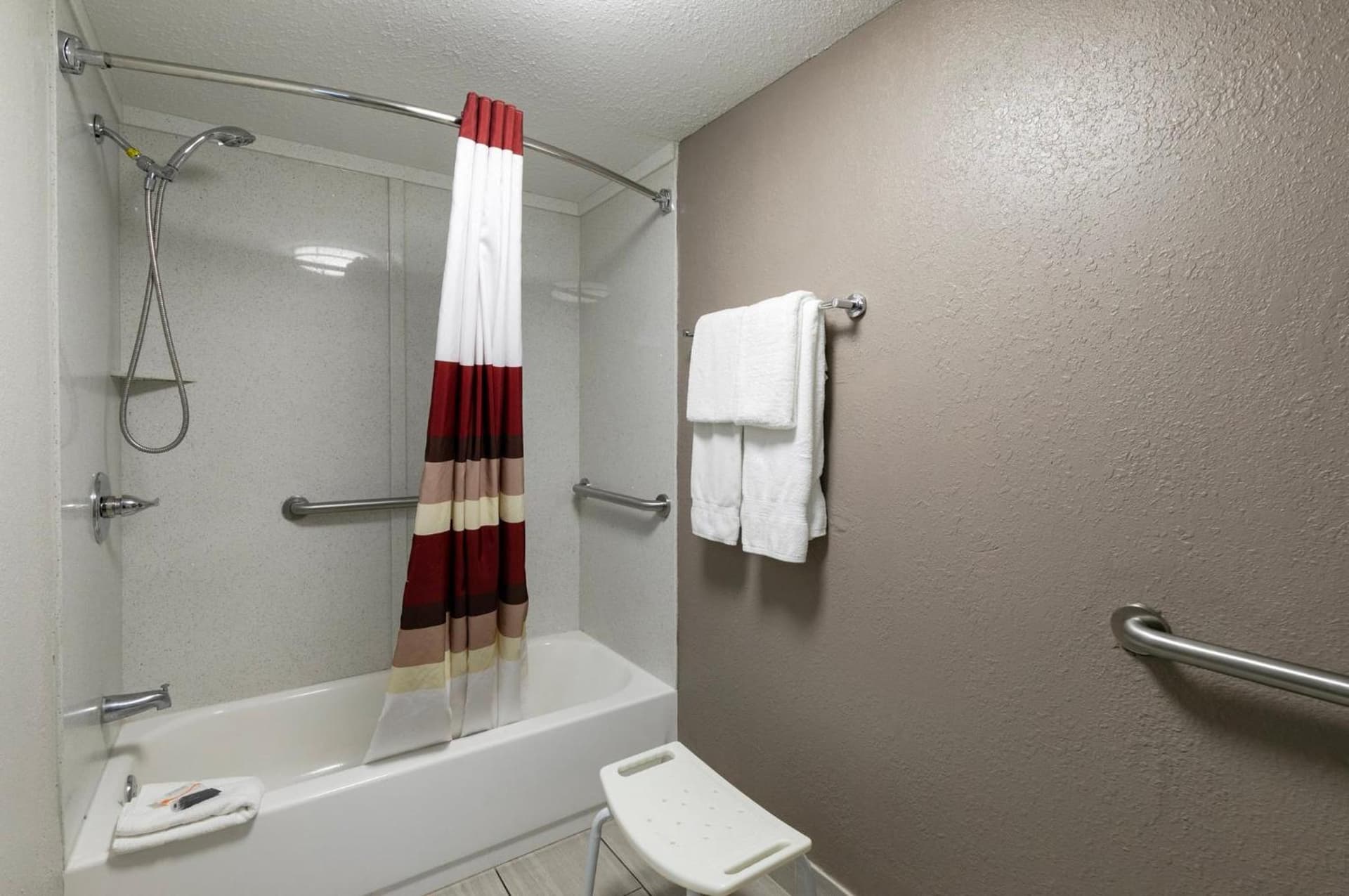 Red Roof Inn PLUS+ & Suites Knoxville West - Cedar Bluff gallery photo in Knoxville, TN — image 11