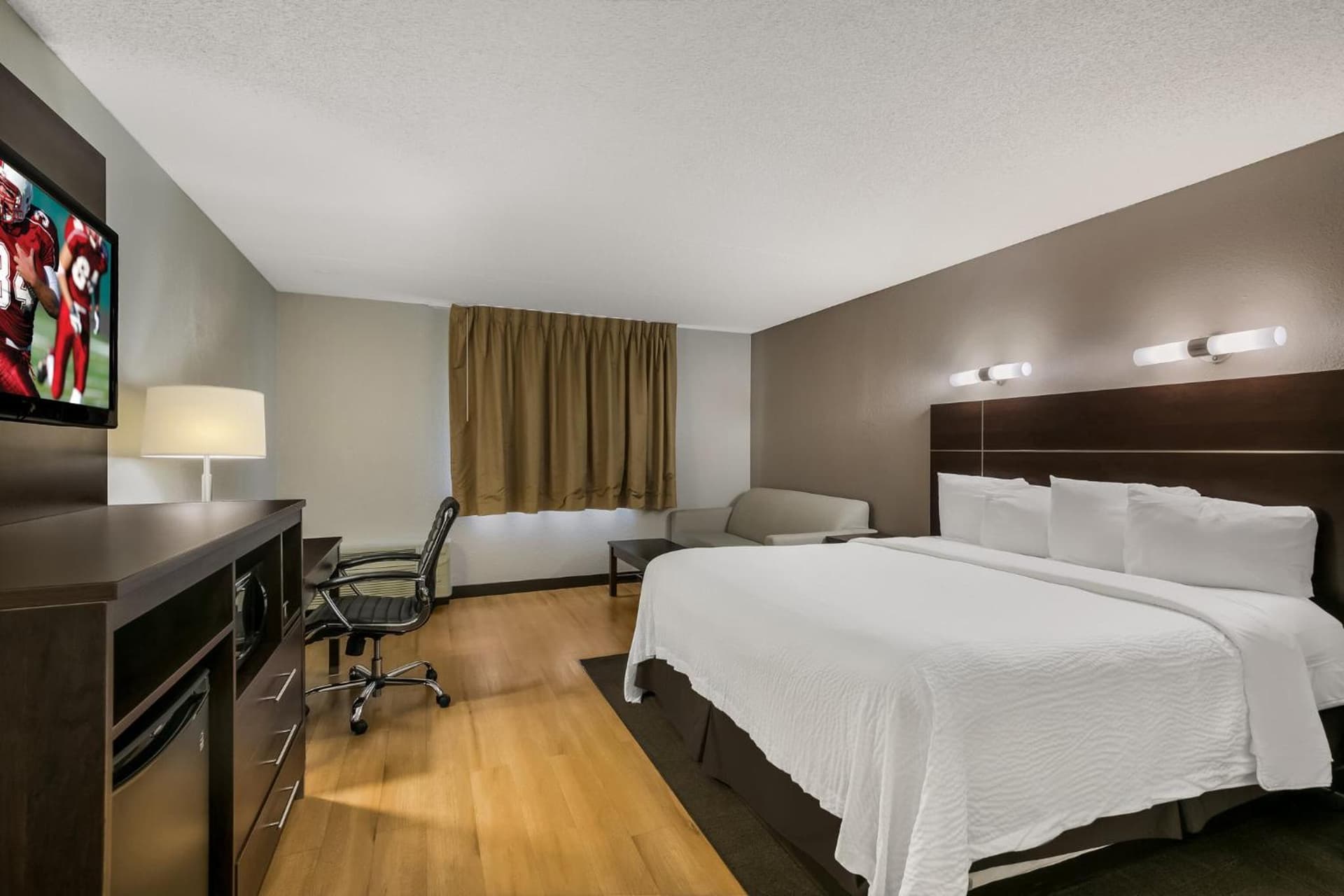 Red Roof Inn PLUS+ & Suites Knoxville West - Cedar Bluff gallery photo in Knoxville, TN — image 35