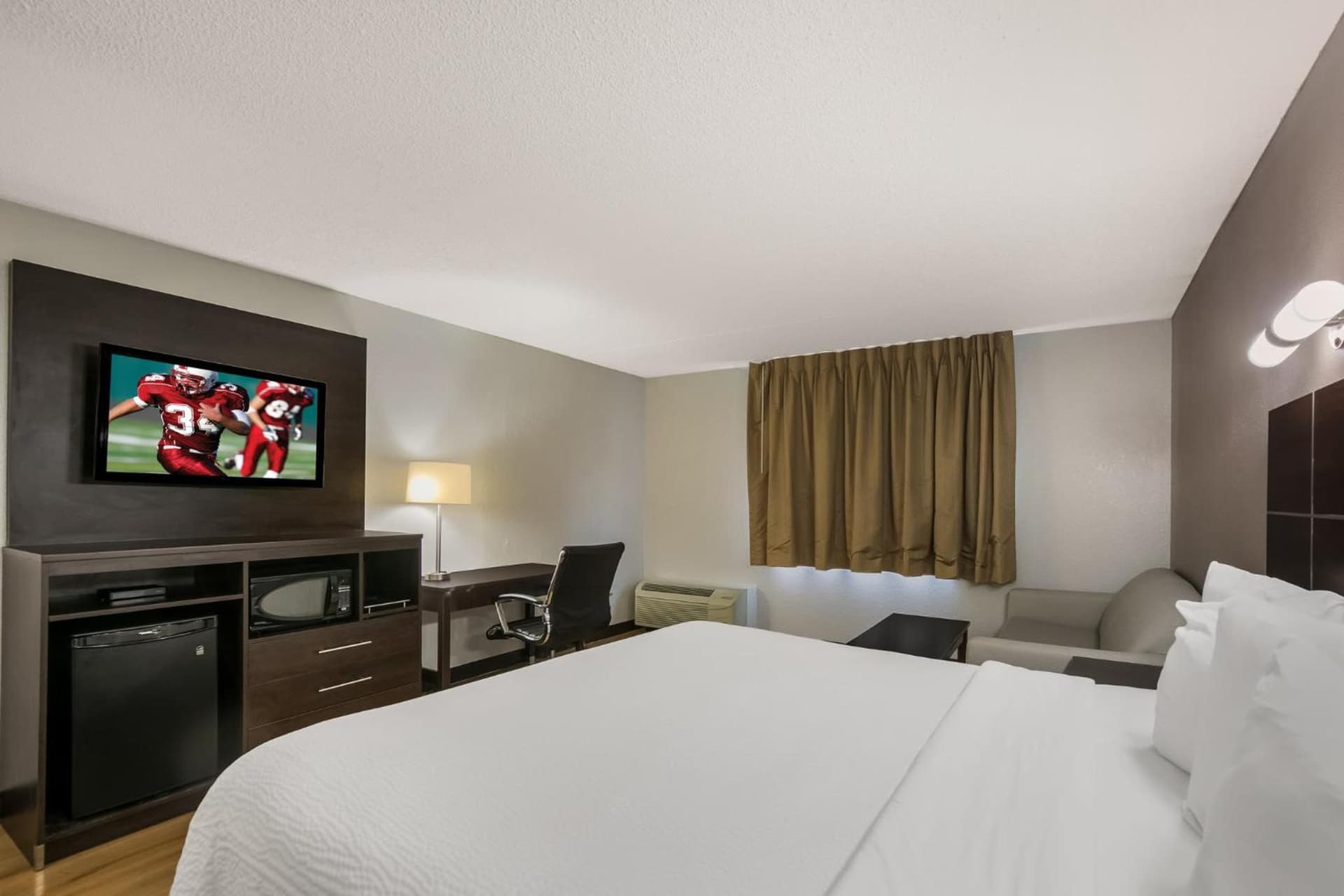 Red Roof Inn PLUS+ & Suites Knoxville West - Cedar Bluff gallery photo in Knoxville, TN — image 10