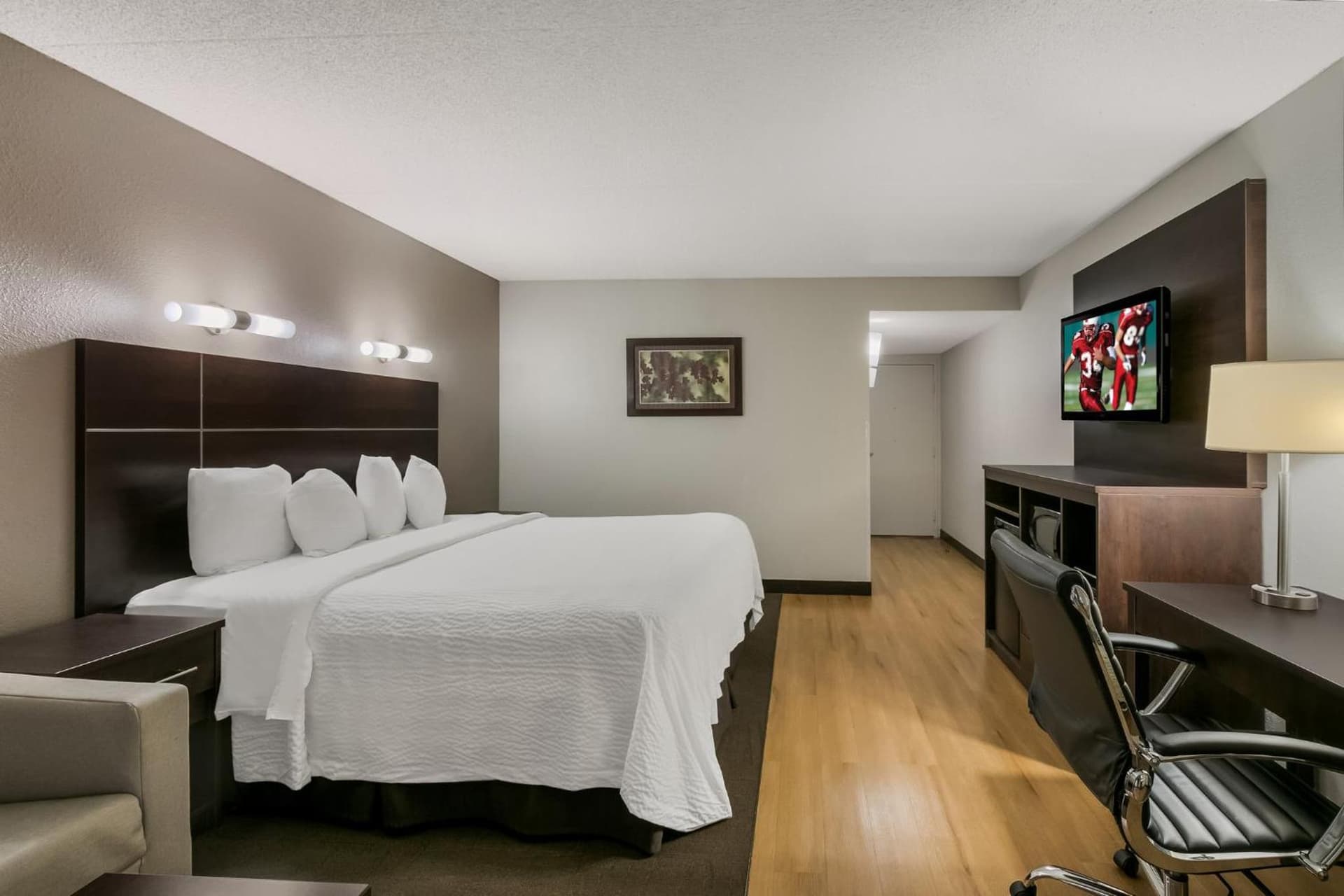 Red Roof Inn PLUS+ & Suites Knoxville West - Cedar Bluff gallery photo in Knoxville, TN — image 50