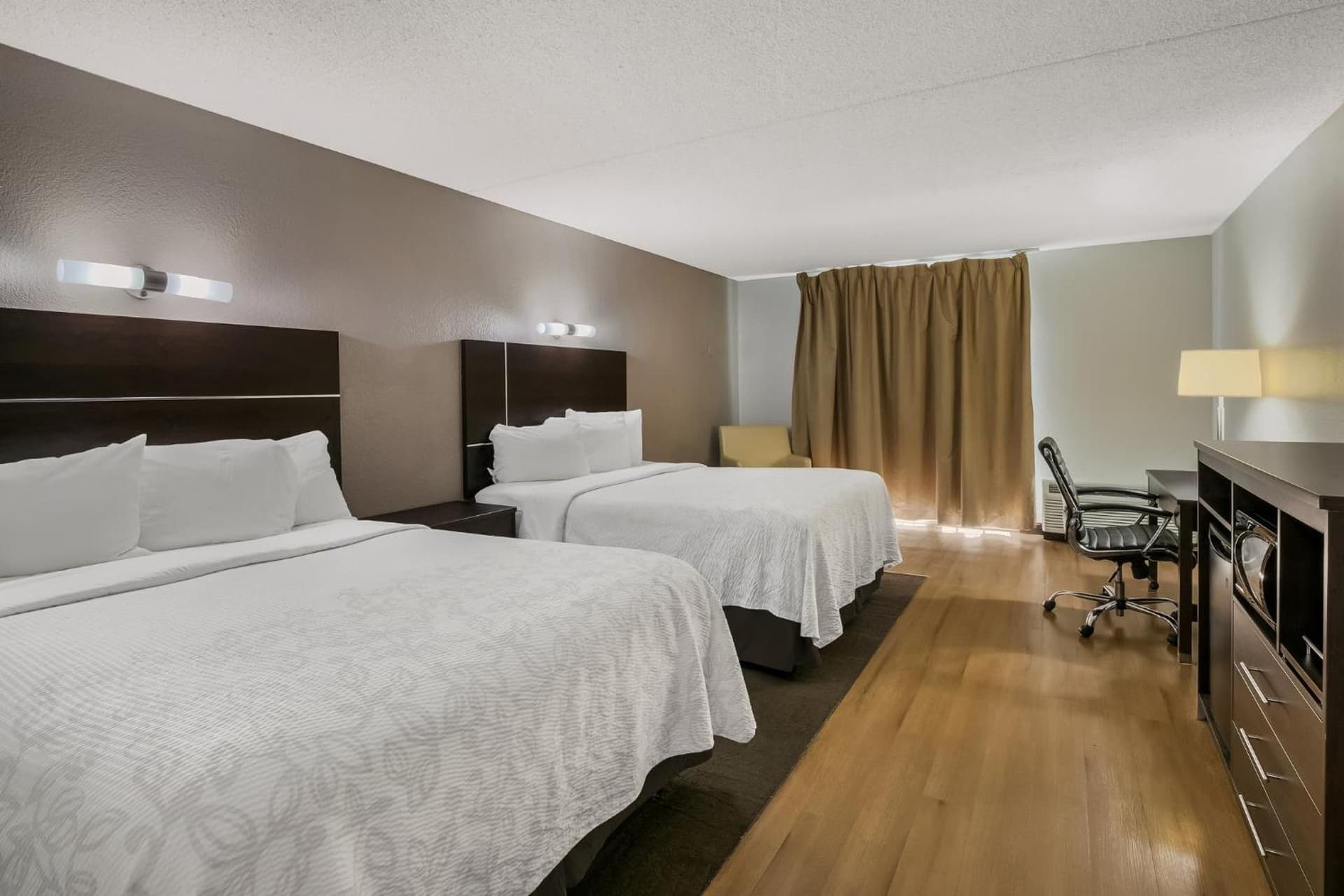 Red Roof Inn PLUS+ & Suites Knoxville West - Cedar Bluff gallery photo in Knoxville, TN — image 52